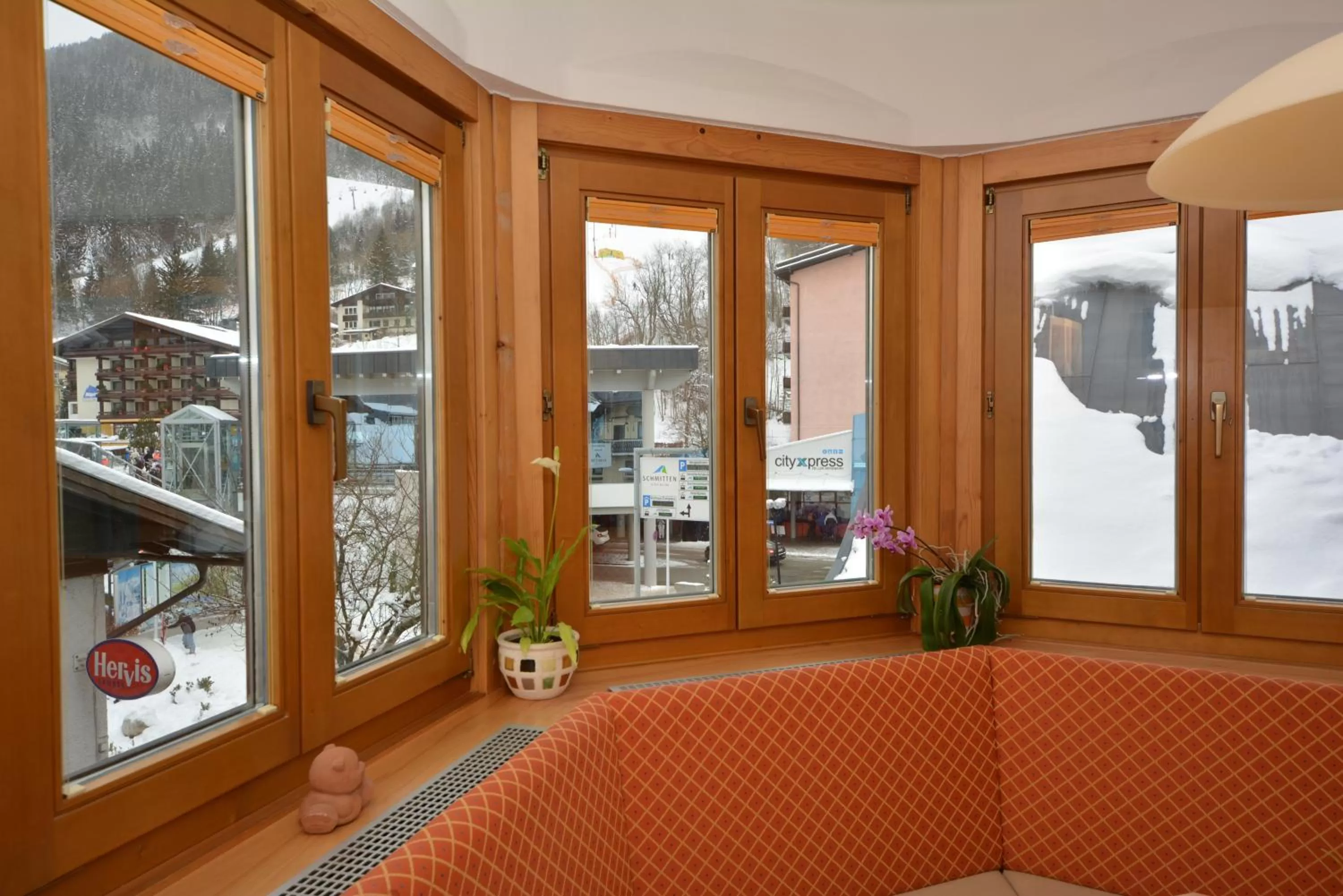 Restaurant/places to eat in Haus Kleineisen by Châtel Reizen