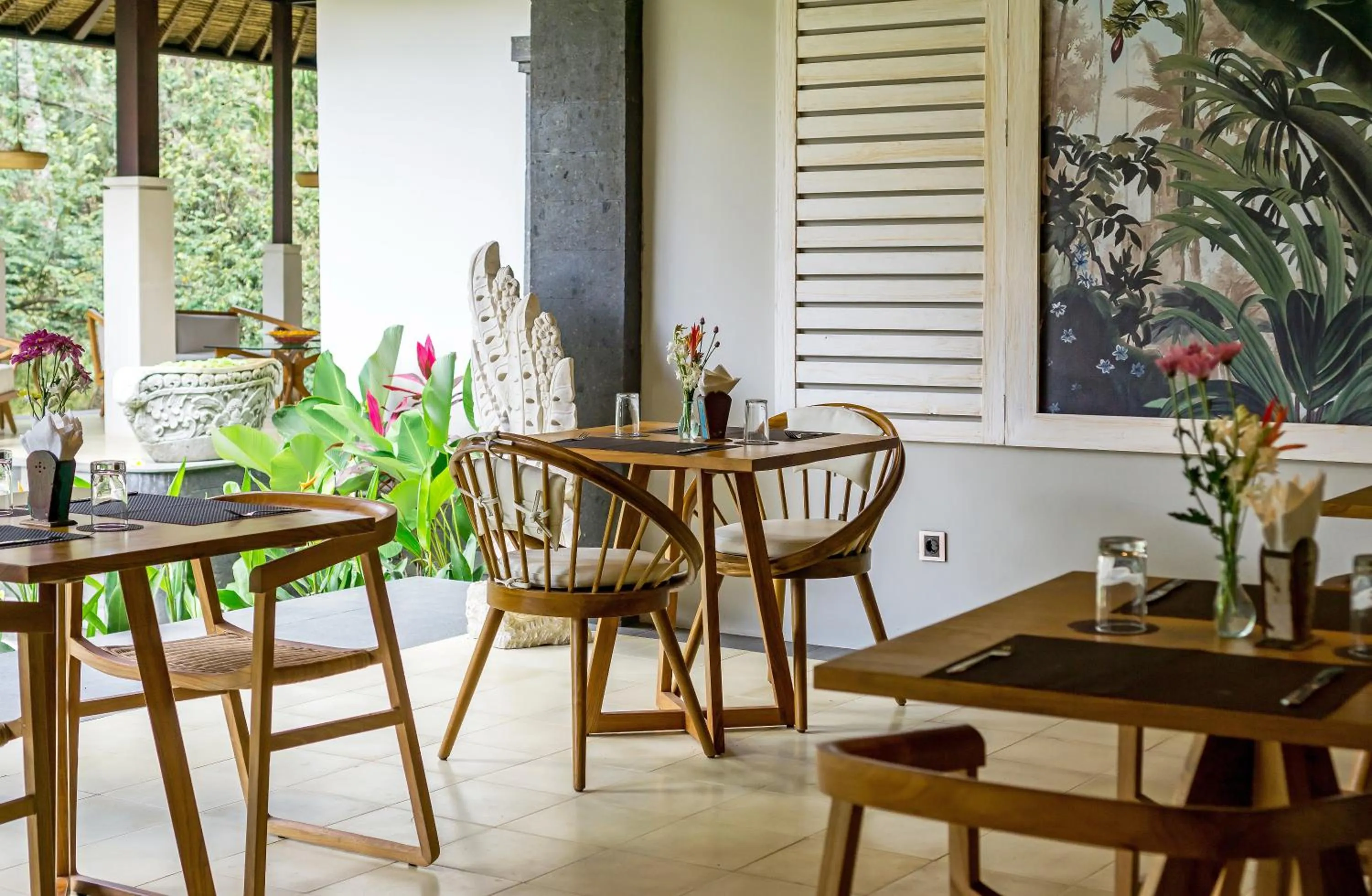 Restaurant/places to eat in Suara Air Luxury Villa Ubud