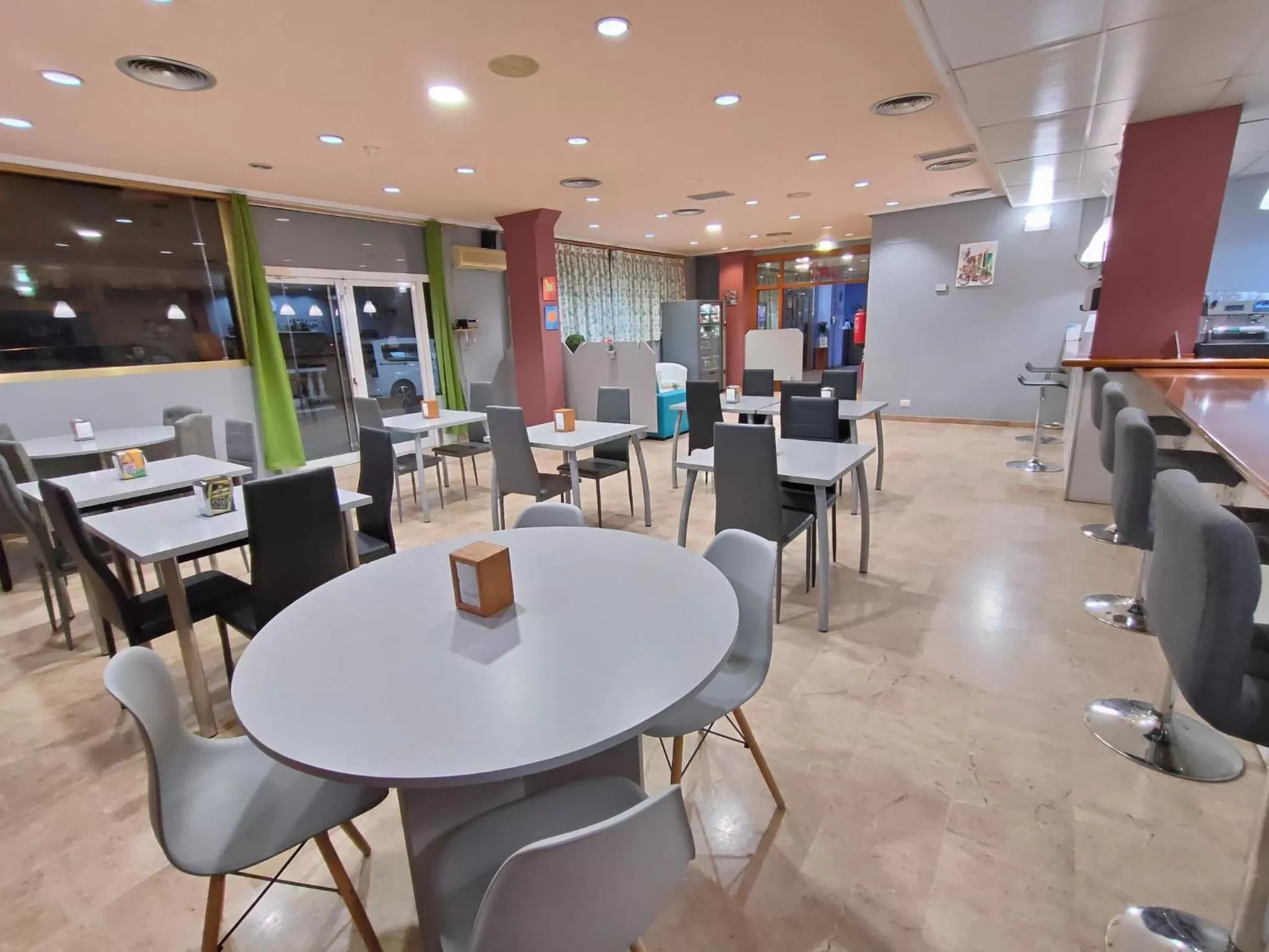 Restaurant/places to eat in Hotel Cogullada