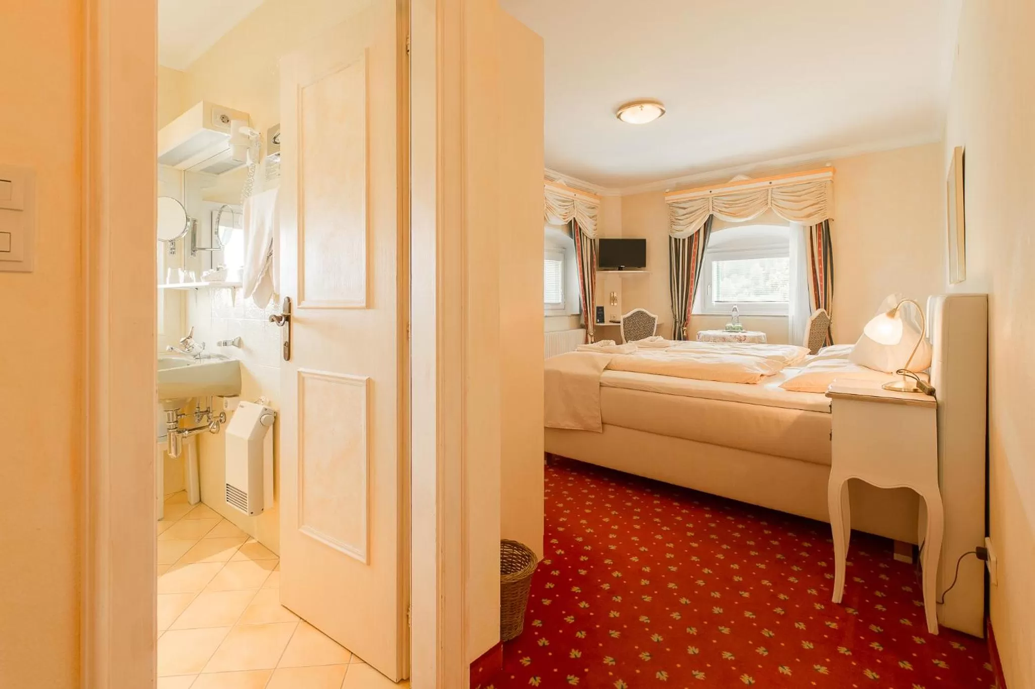 Bed, Bathroom in Hotel Schloss Lerchenhof