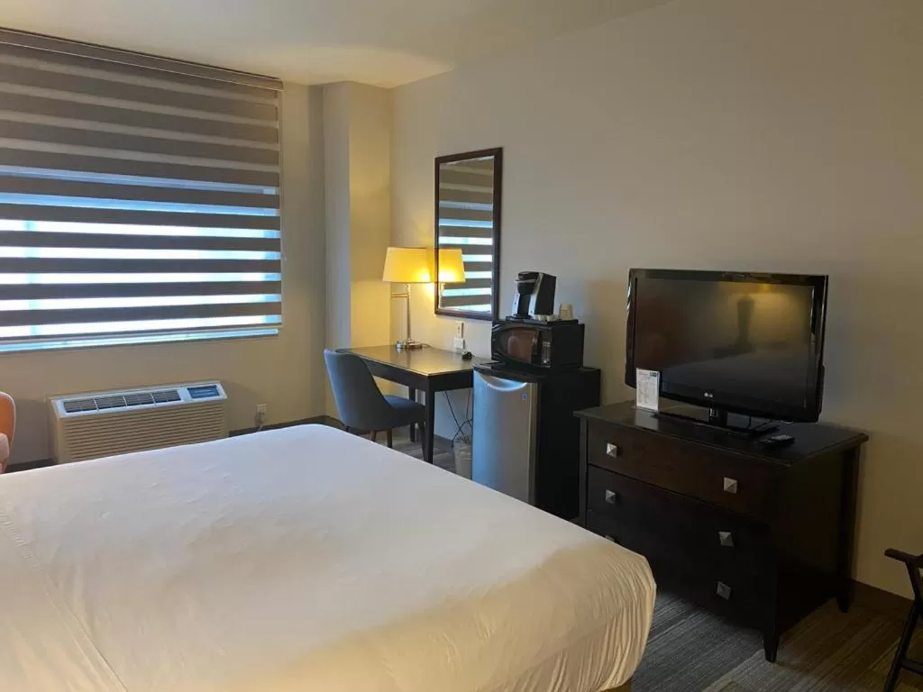 King Room with Roll-In Shower - Mobility Access/Non-Smoking in Hotel Marguerite Anaheim - Garden Grove, Trademark Collection