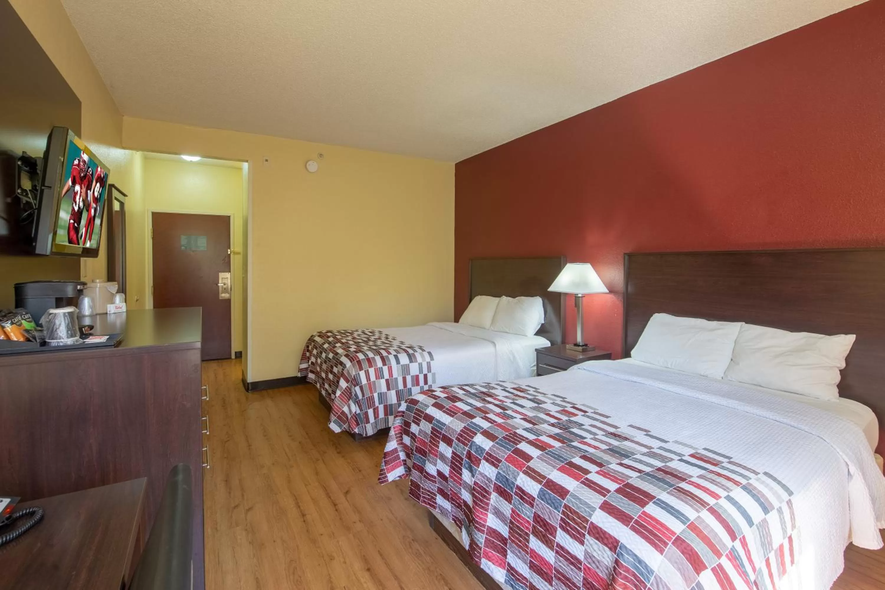 Photo of the whole room, Bed in Red Roof Inn & Suites Indianapolis Airport