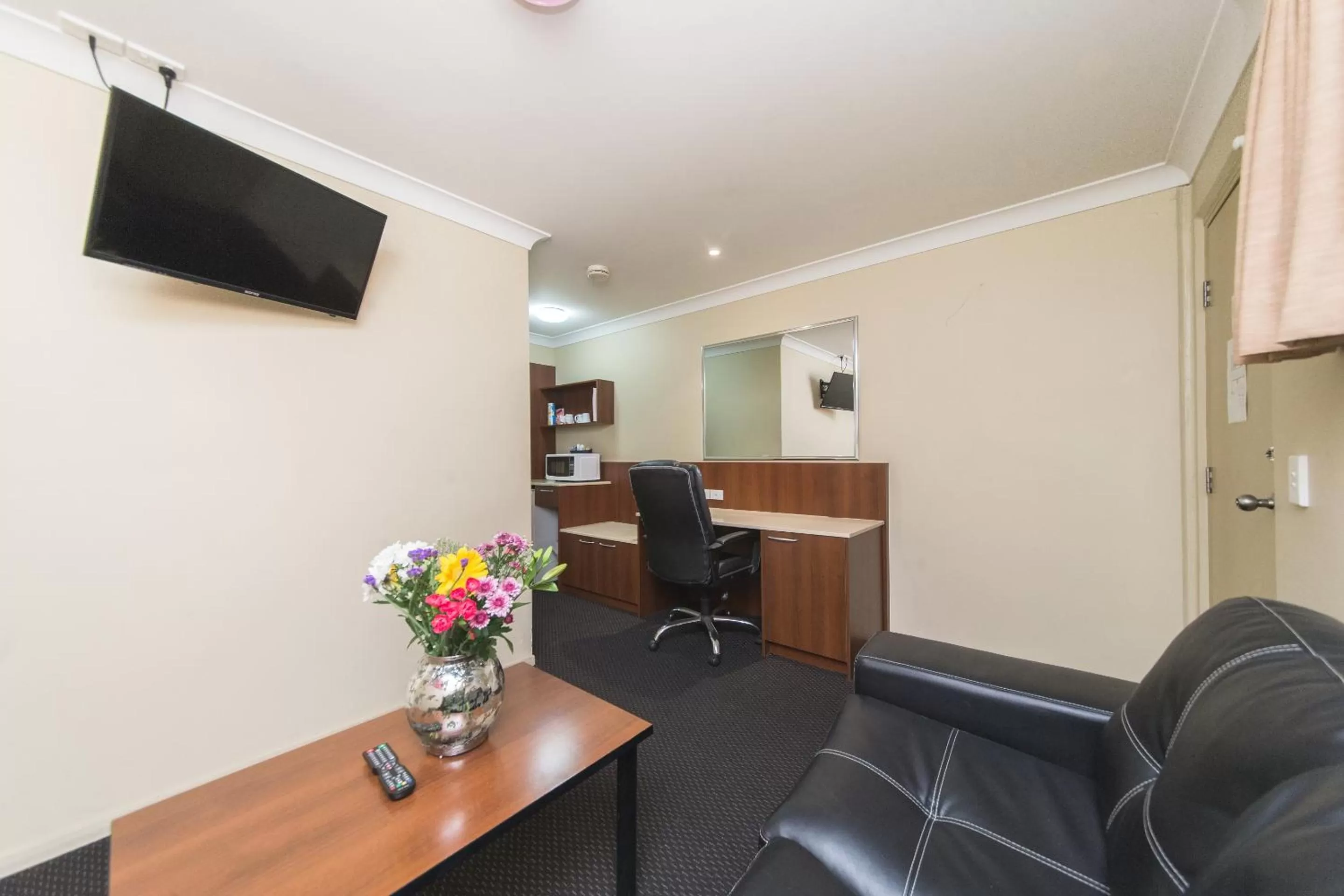 Living room in Rocky Resort Motor Inn