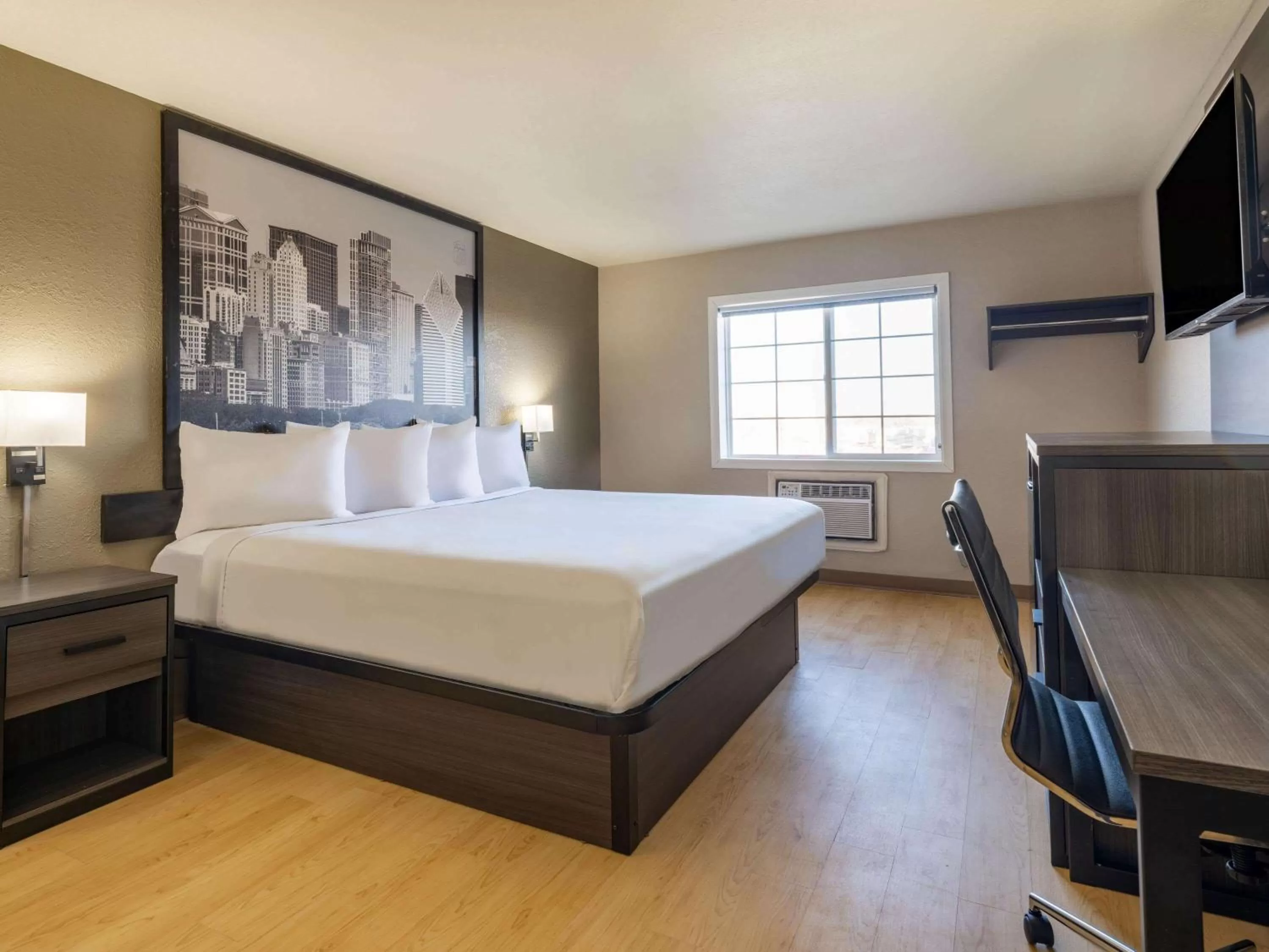 Bedroom, Bed in Super 8 by Wyndham Clinton