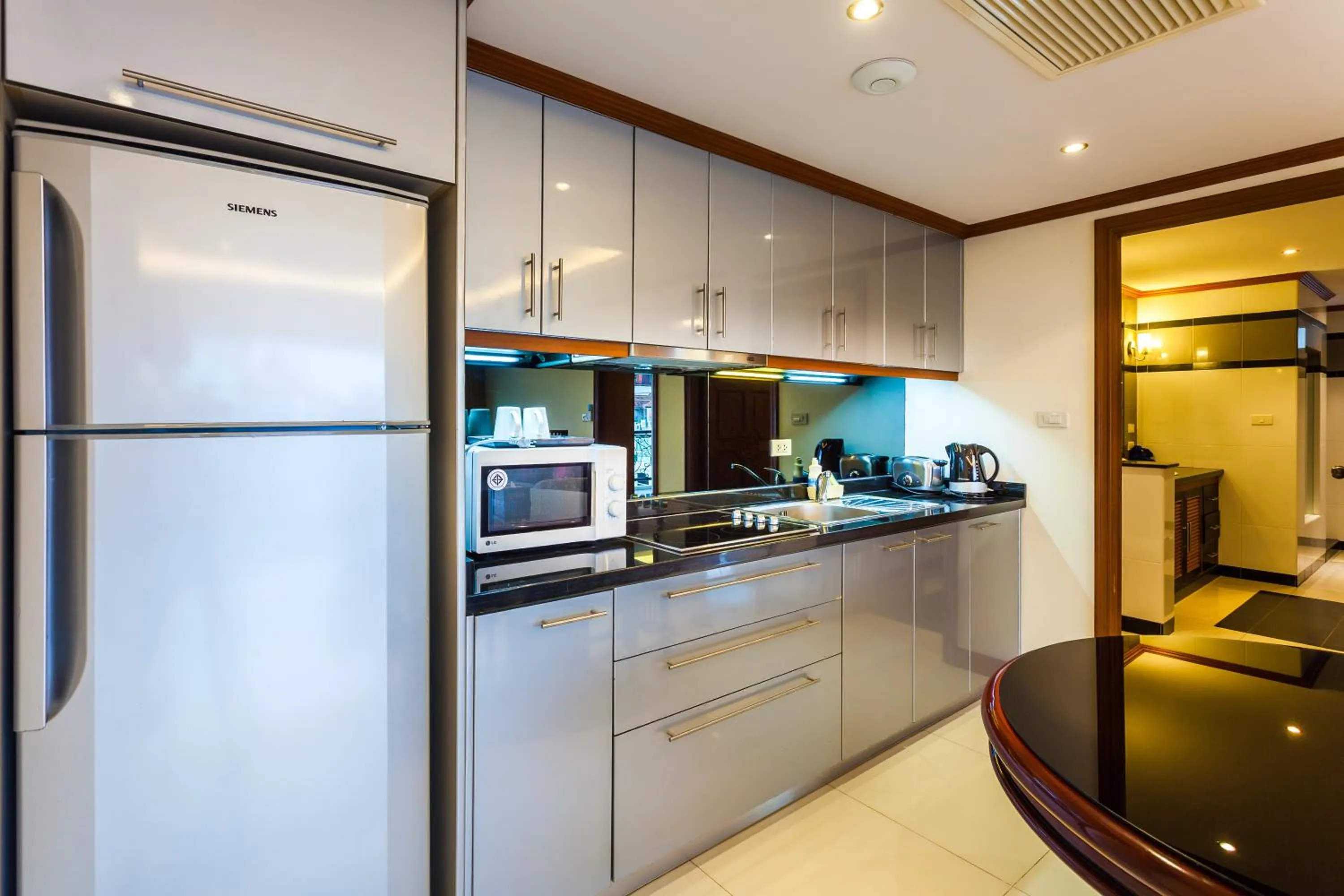 Kitchen or kitchenette in Tara Court Hotel