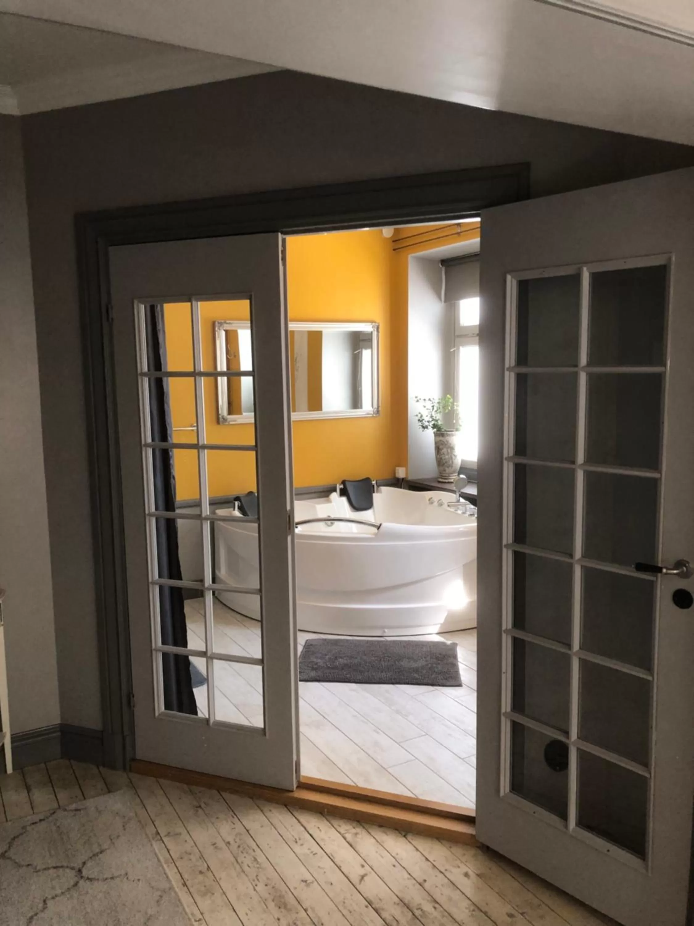 Bathroom, Bed in Strand Hotel