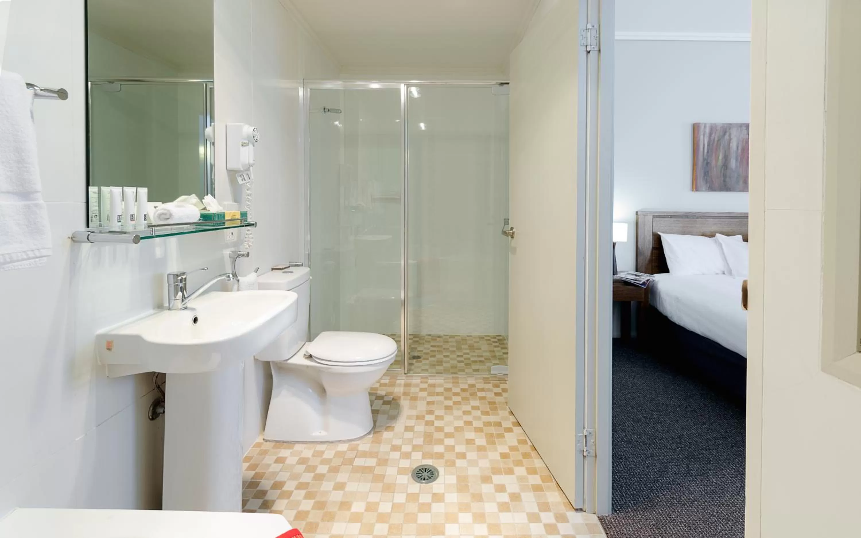 Bathroom, Bed in Coachmans Inn Warwick