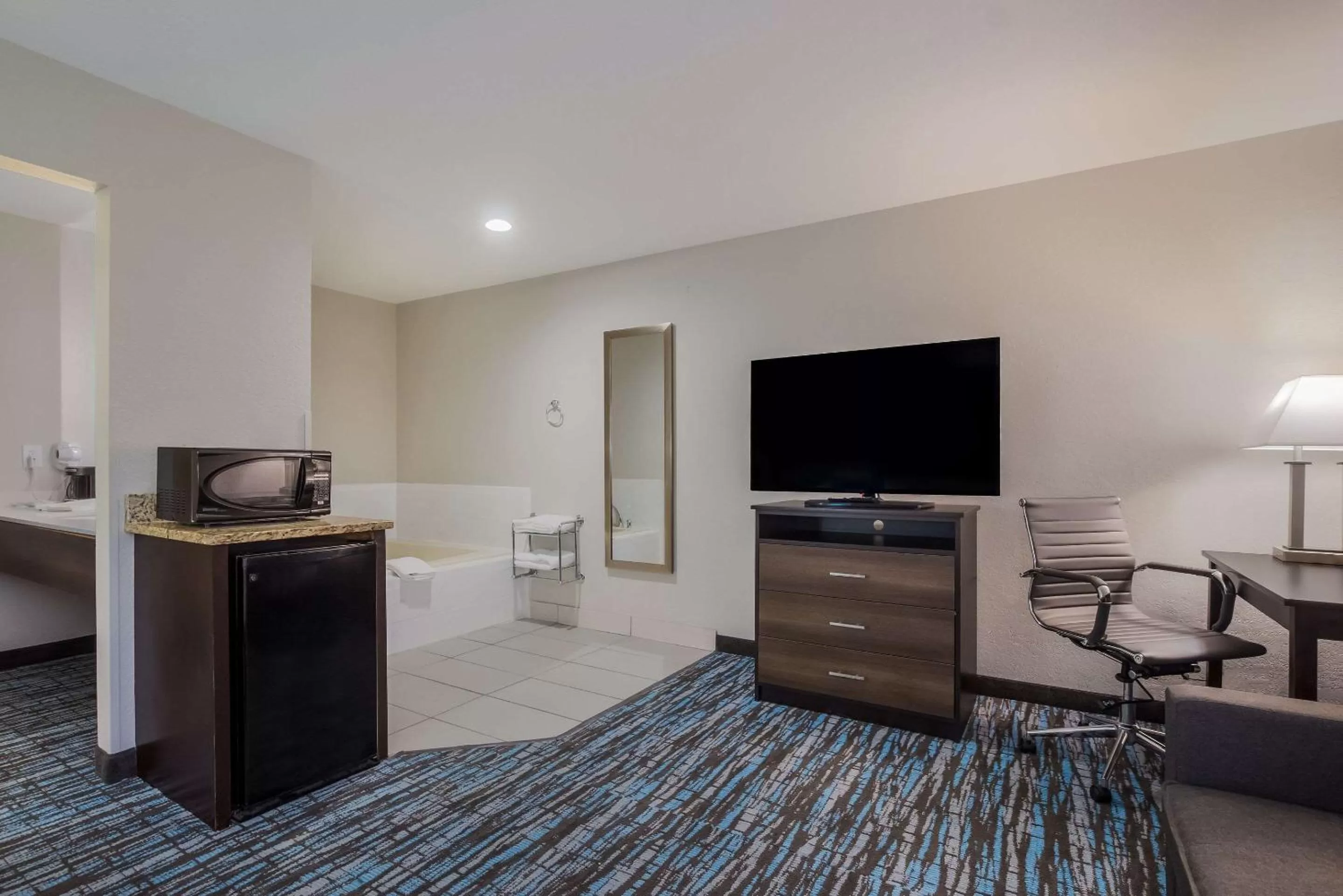 Bedroom, Bed in Clarion Pointe Harrodsburg-Danville