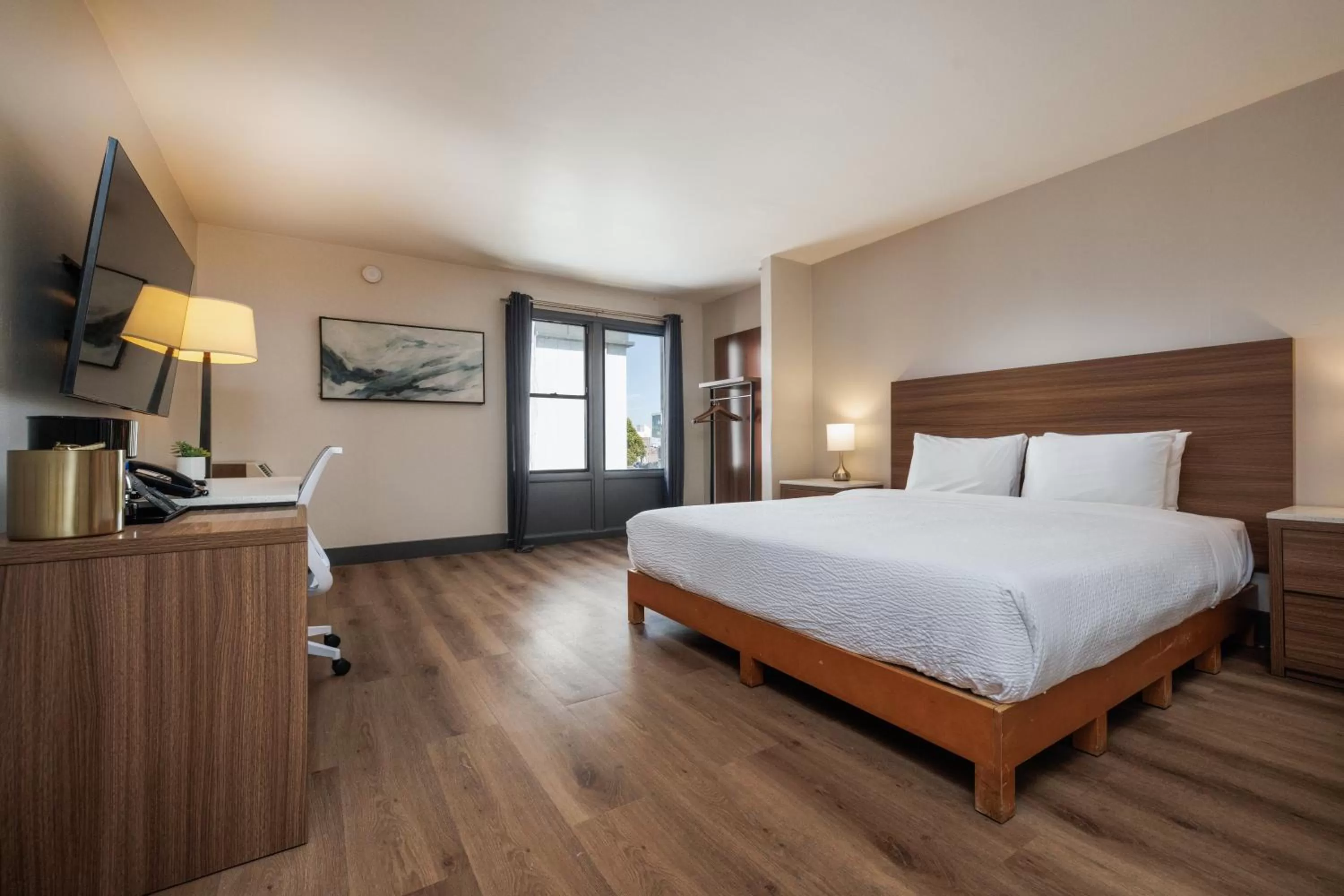 Deluxe King Room in La Luna Inn, an Ascend Collection Hotel