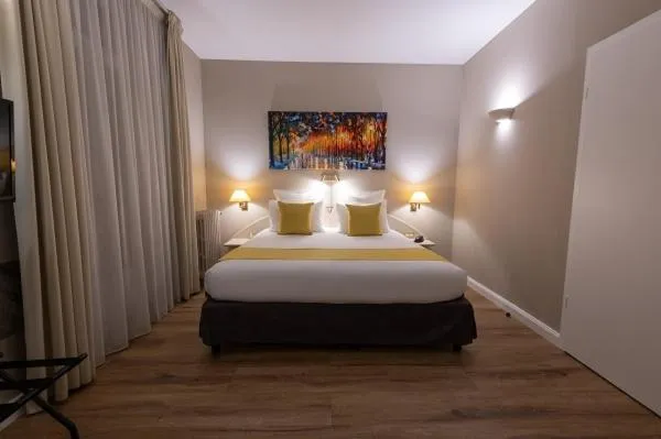 Bedroom, Bed in Grand Hôtel Du Tonneau D'Or