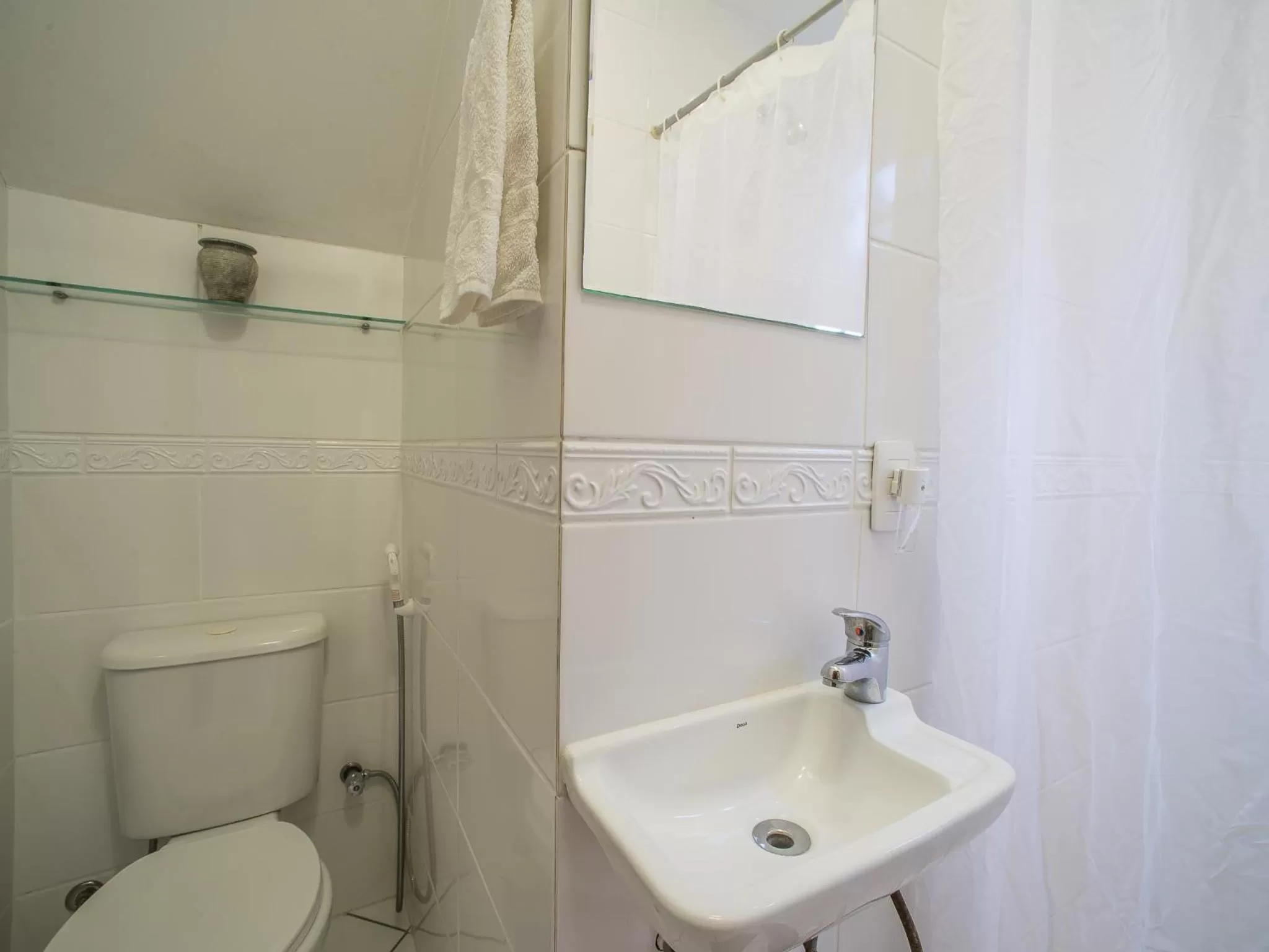 Toilet, Bathroom in O Veleiro Bed and Breakfast