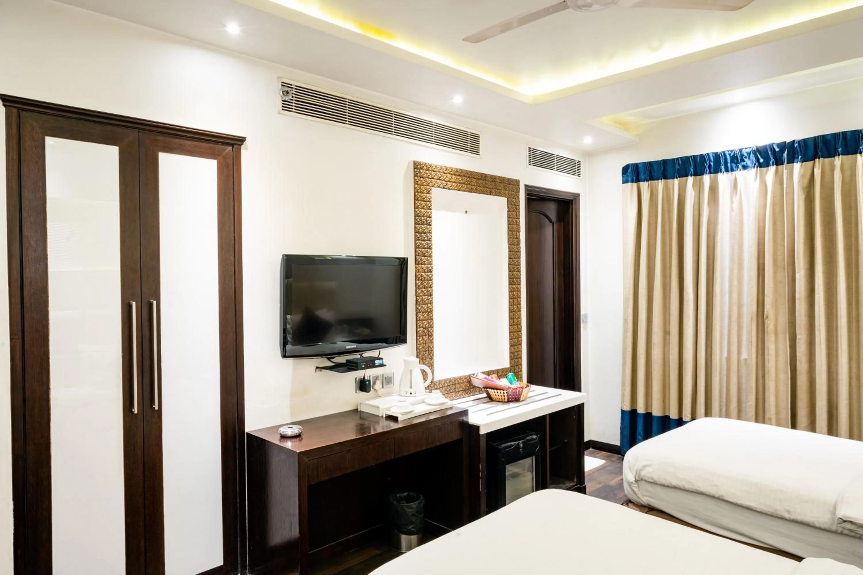 Bedroom, Bed in Hotel Grand Godwin - Near New Delhi Railway Station - Paharganj