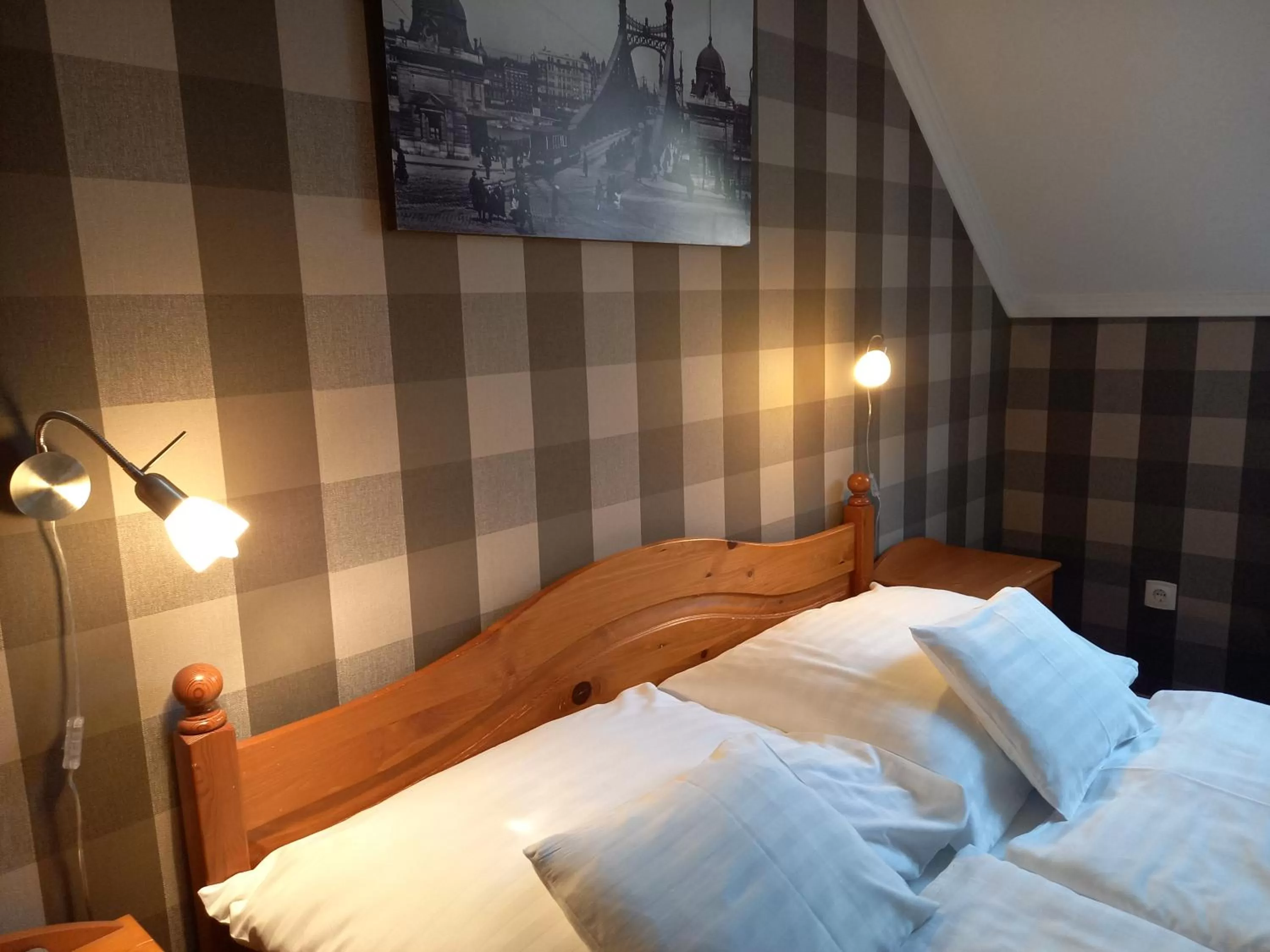 Bed in Európa Panzió