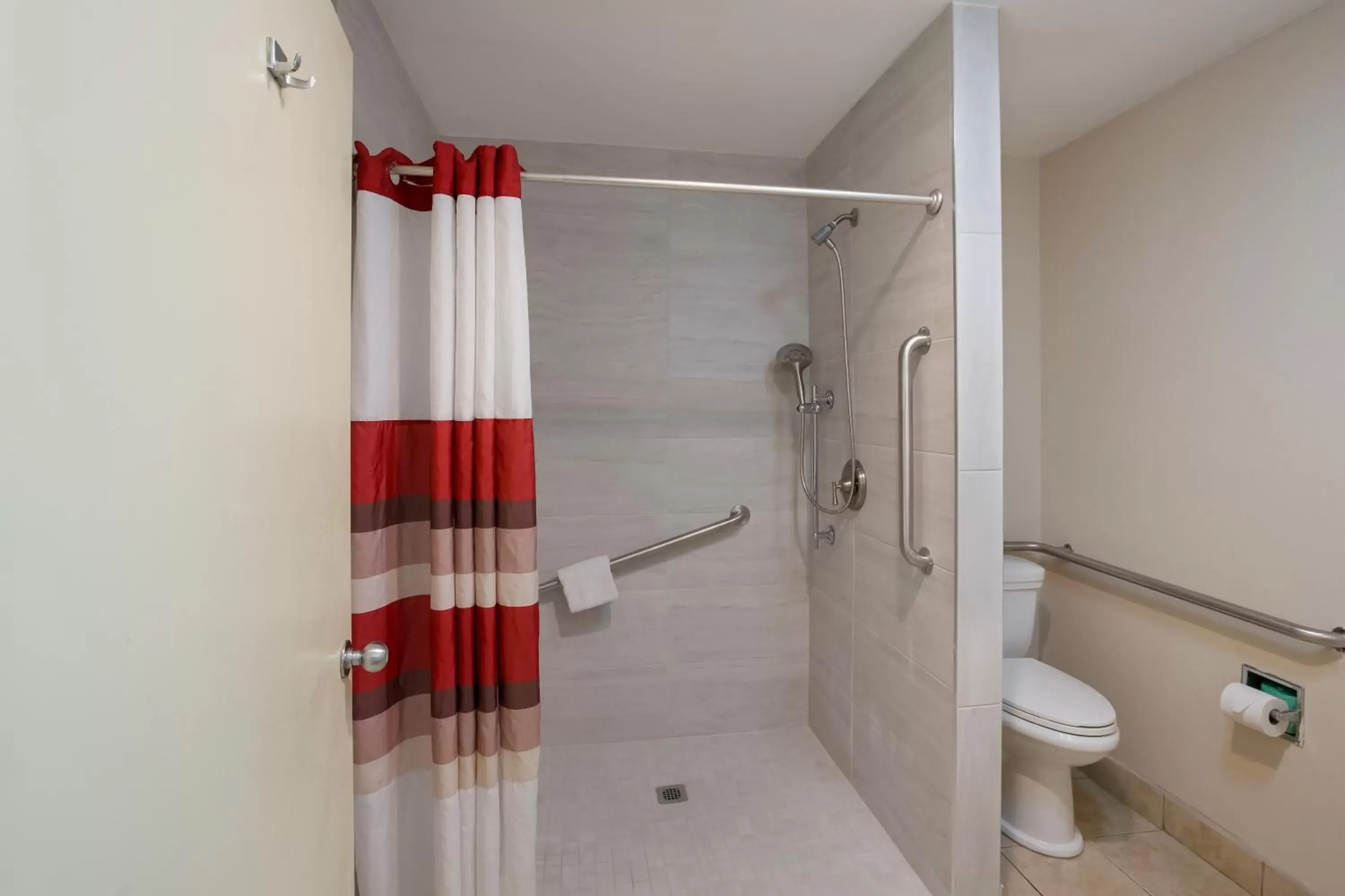 Superior King Room Disability Access Roll-In Shower Non-Smoking in Red Roof Inn Dillon, SC Superior King Room Disability Access Roll-In Shower Non-Smoking in Red Roof Inn Dillon, SC