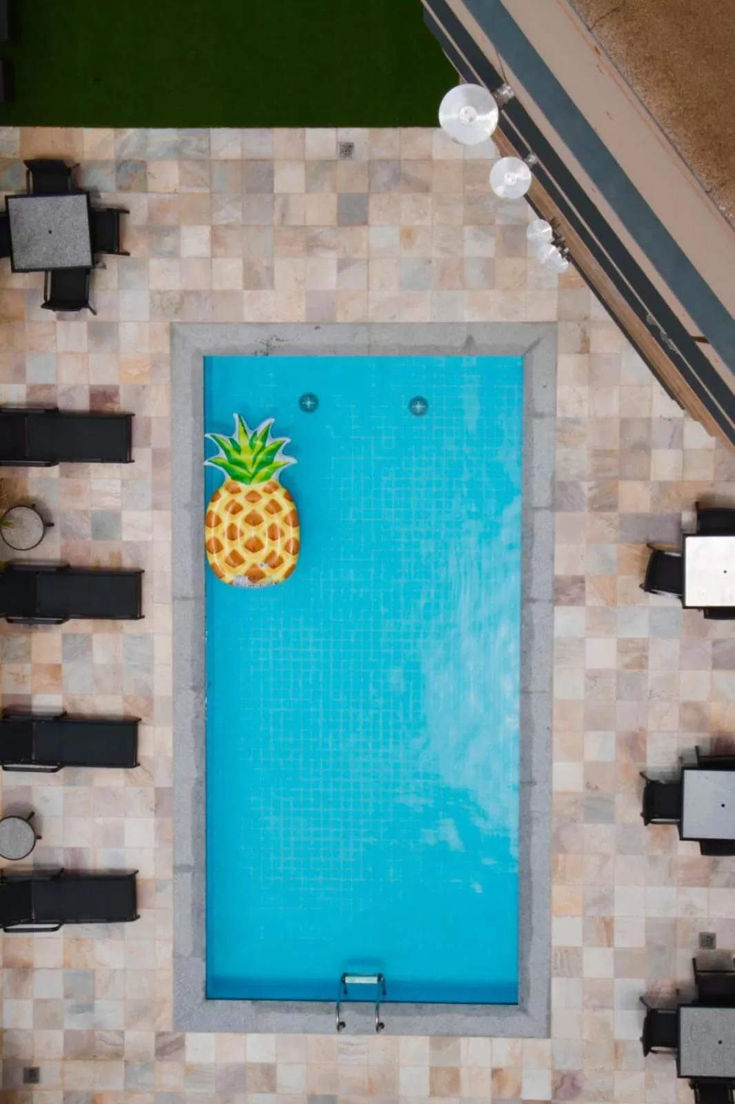 Swimming pool in Max Savassi Apart Service