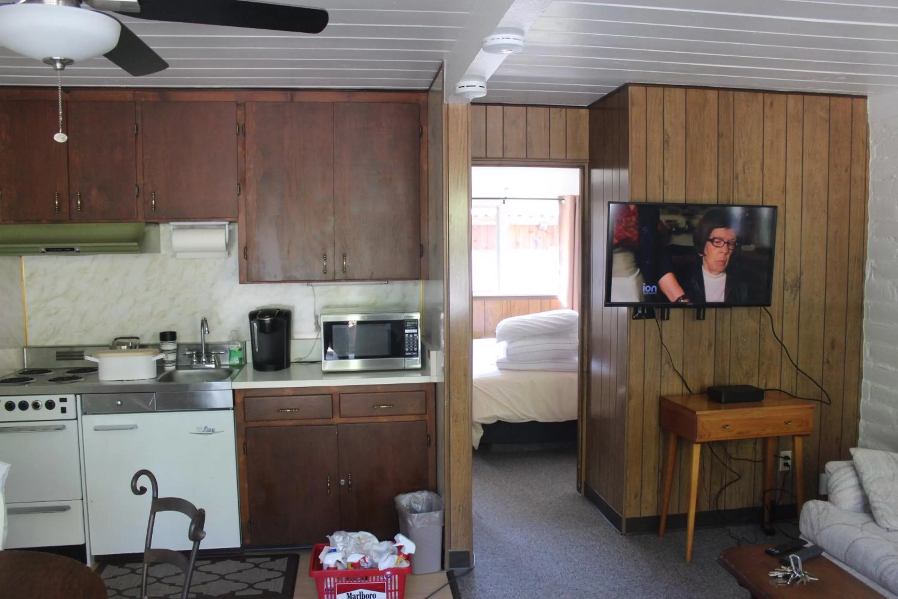 Coffee/tea facilities in Little European Lodge