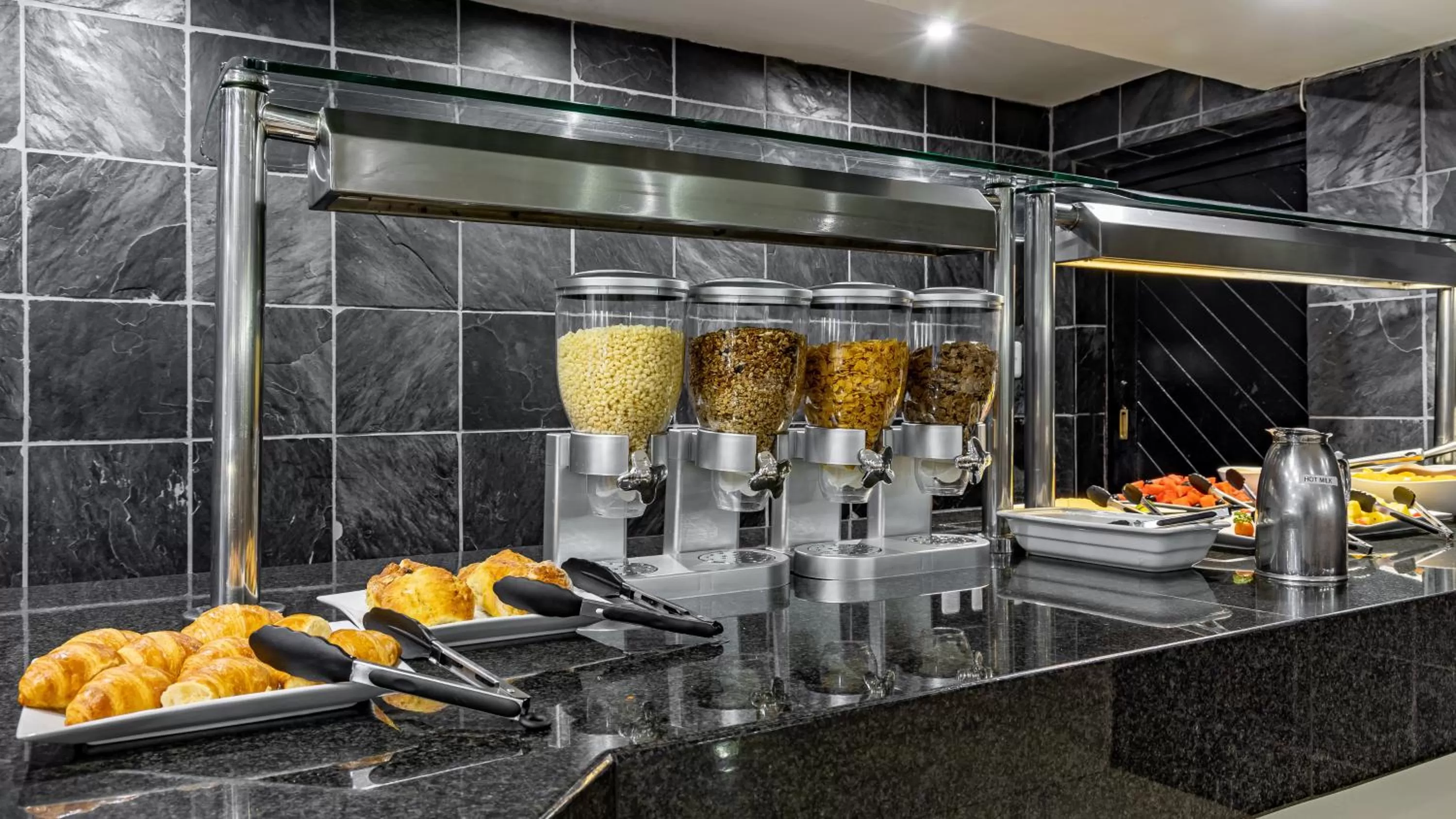 Restaurant/places to eat in African Sky Newcastle Inn