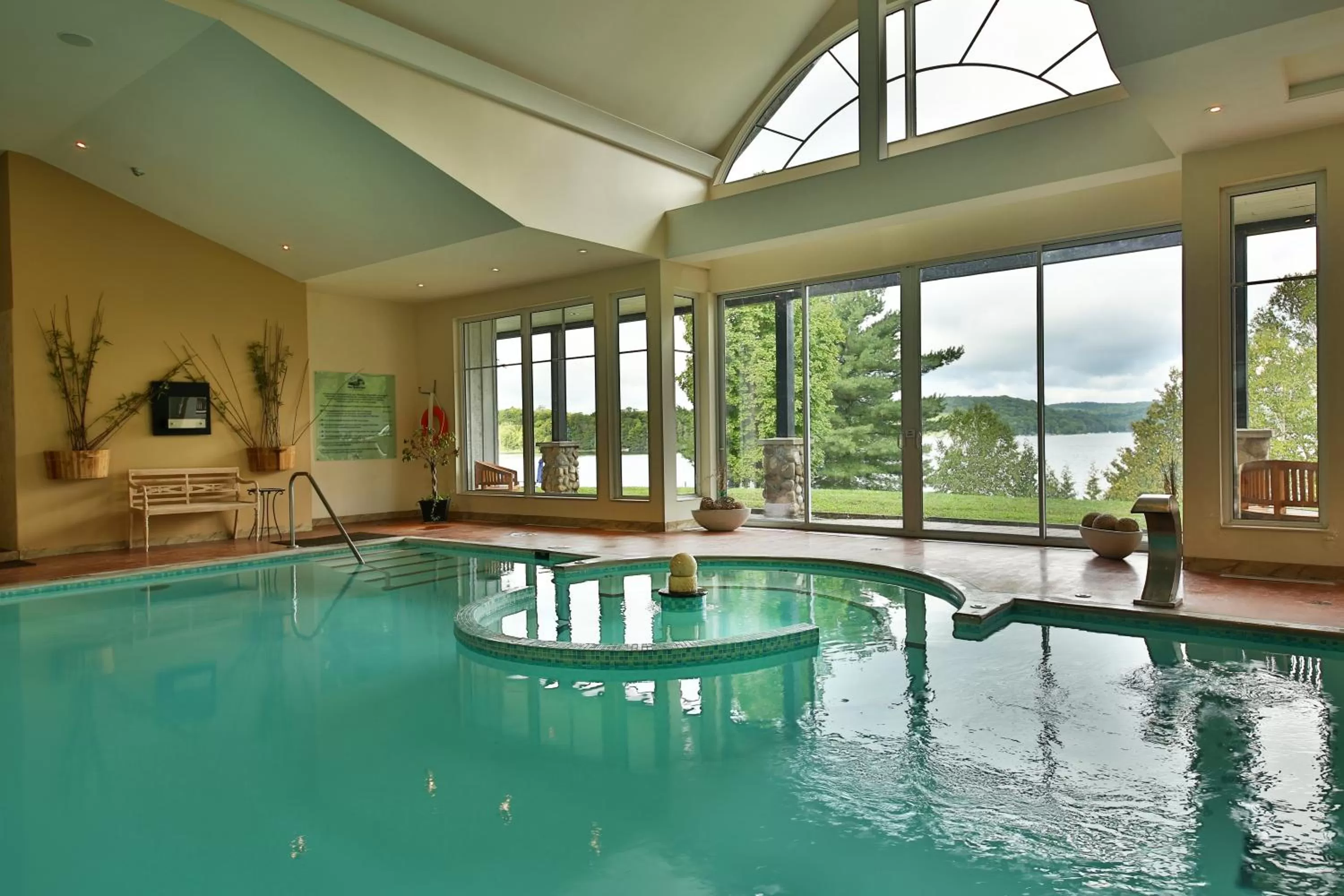 Public Bath in Sir Sam's Inn & Spa