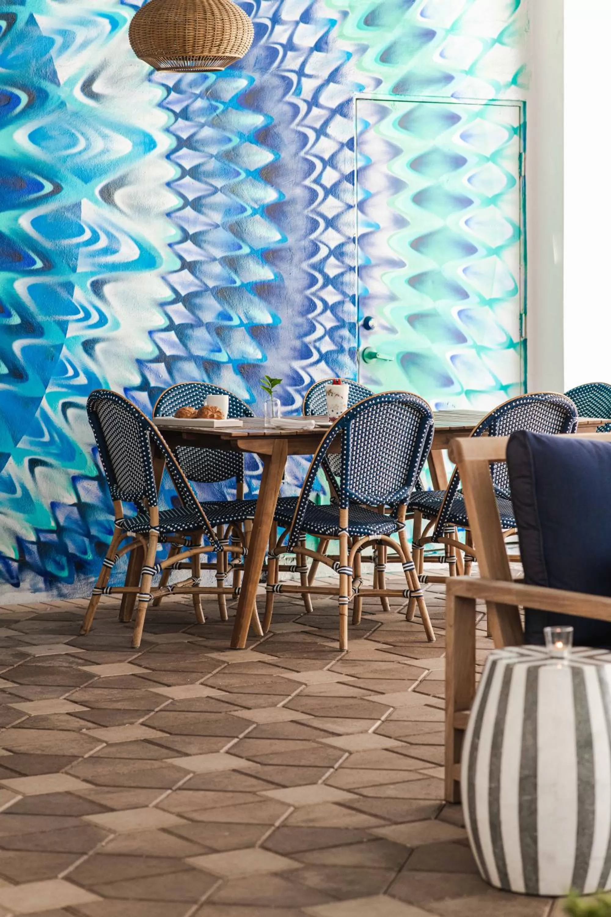 Restaurant/places to eat in Blue Moon Hotel