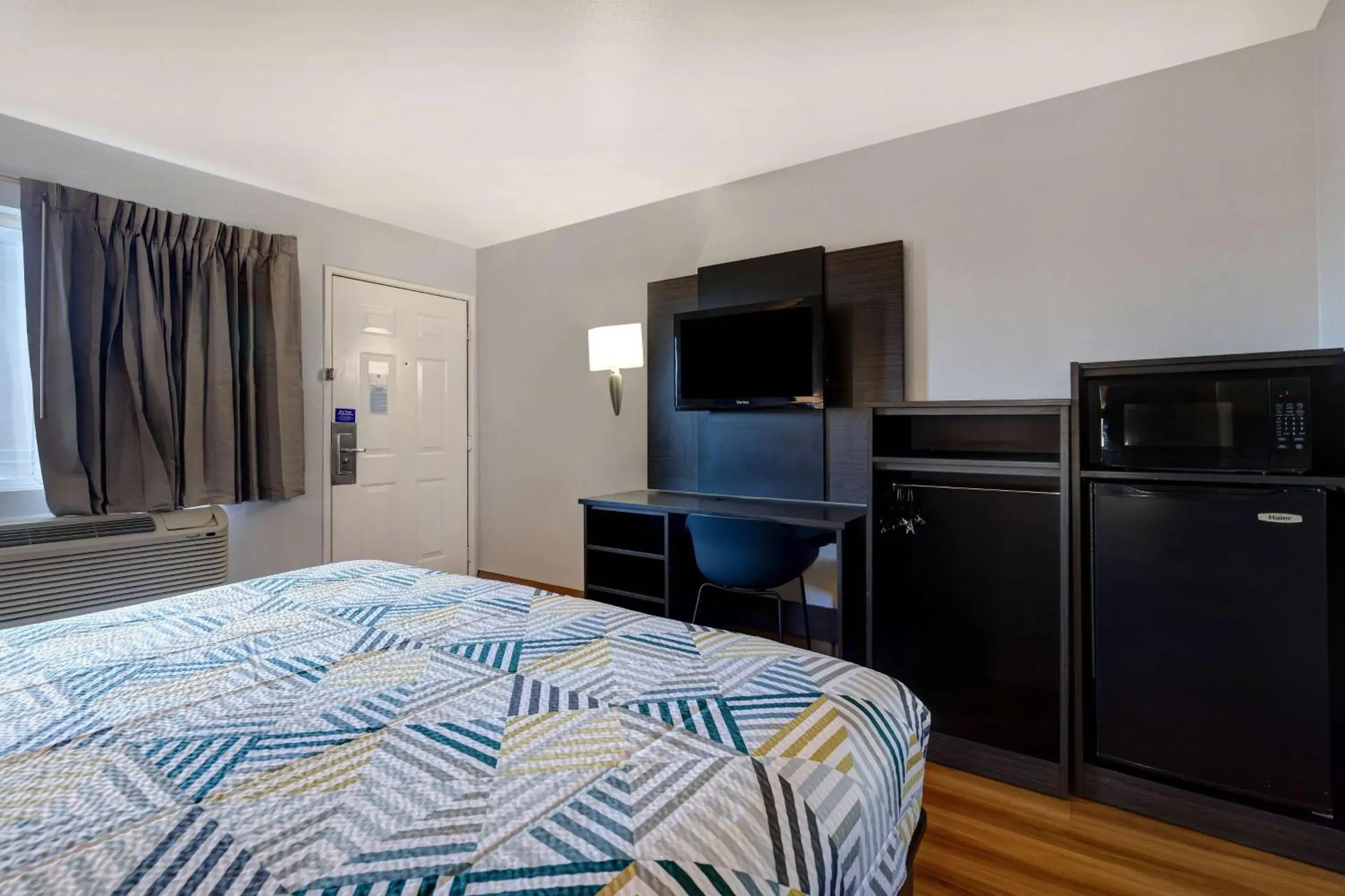 Queen Room - single occupancy - Disability Access - Roll in Shower in Motel 6-Buttonwillow, CA Central Queen Room - single occupancy - Disability Access - Roll in Shower in Motel 6-Buttonwillow, CA Central