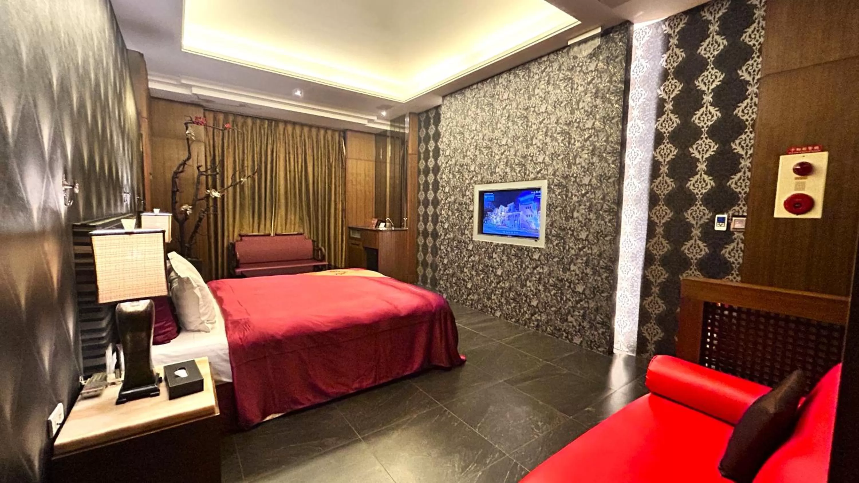 Photo of the whole room, Bed in Shining Motel