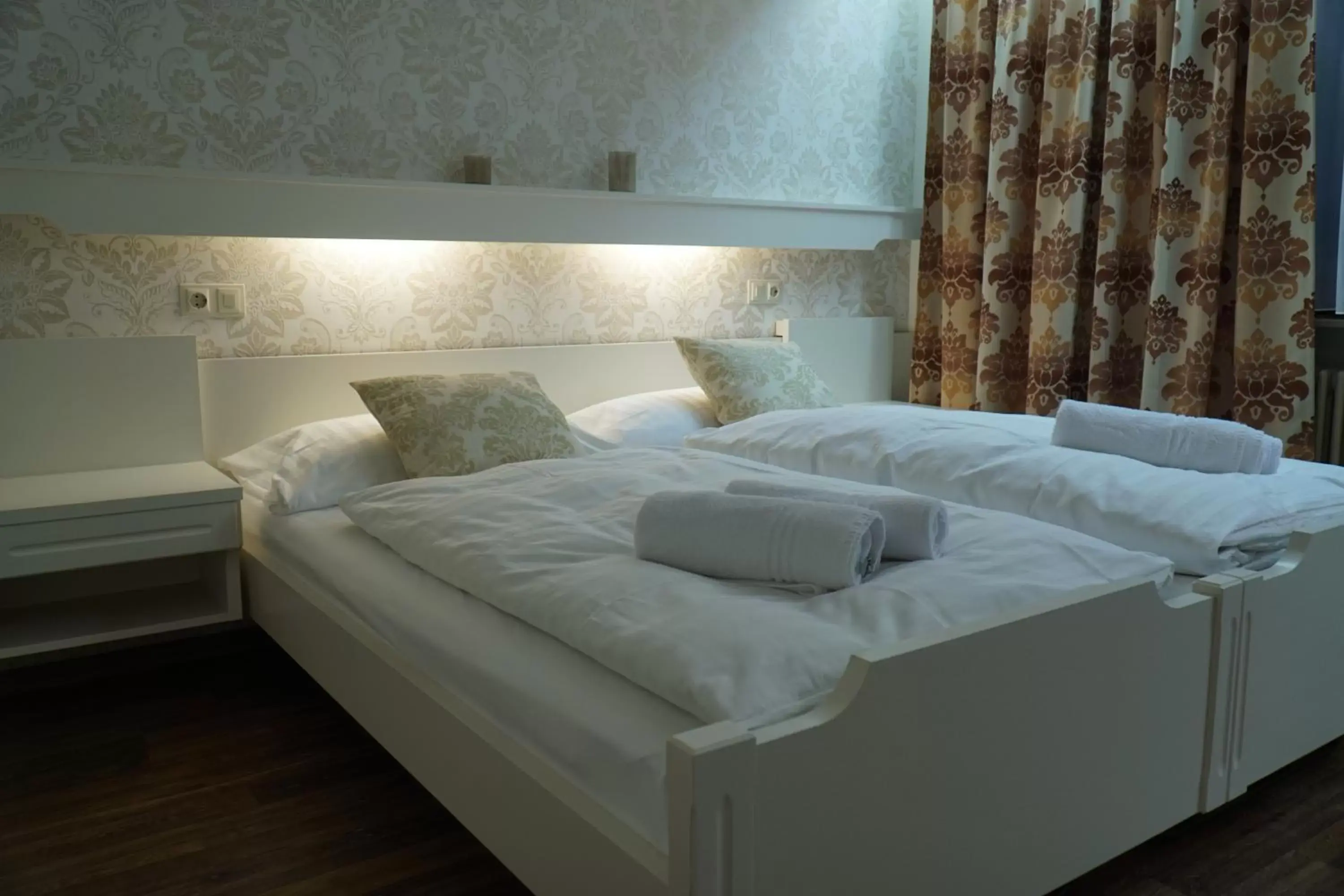 Deluxe Double Room with Bath in Hotel Eleon Deluxe Double Room with Bath in Hotel Eleon