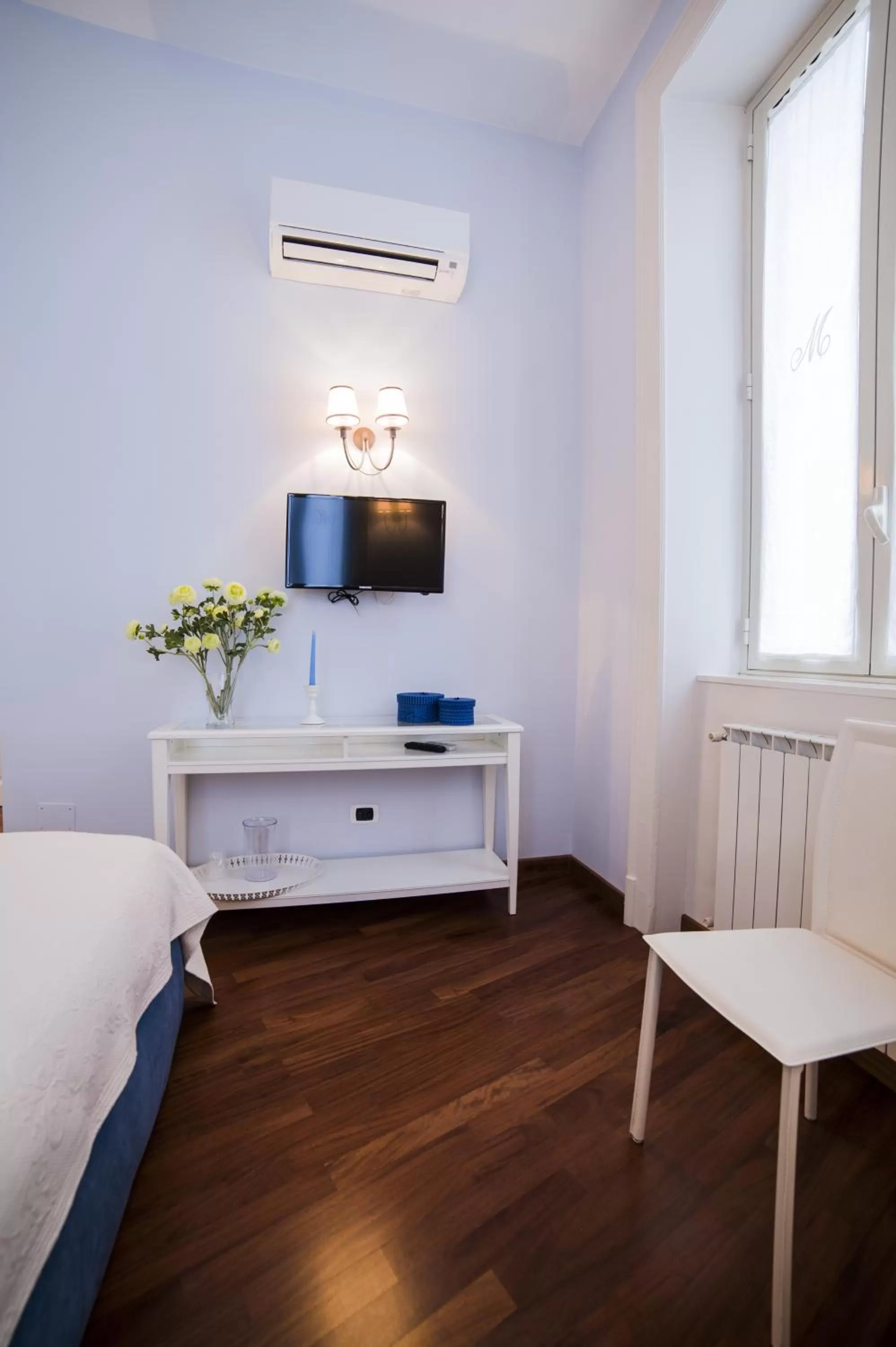 Bedroom, TV/Entertainment Center in Mata e Grifone B&B