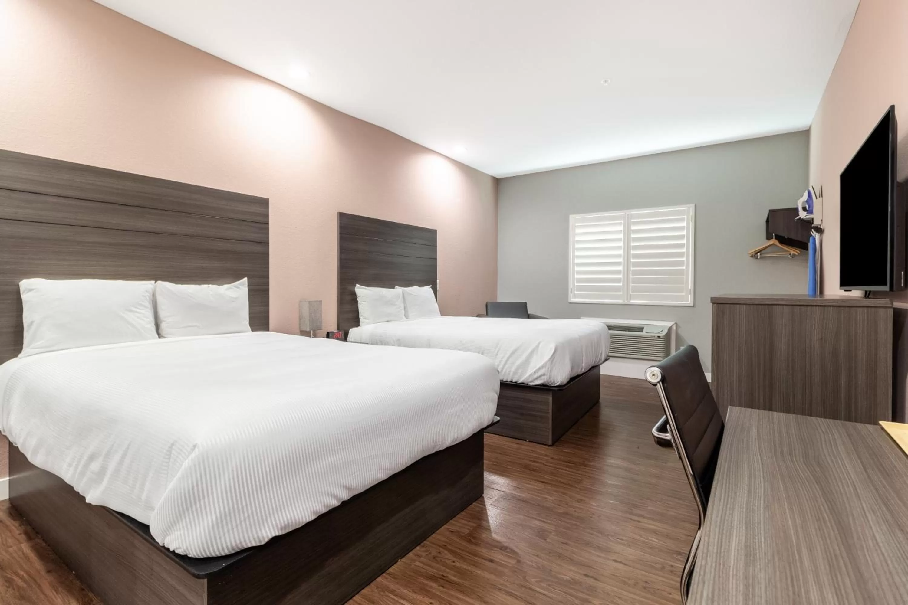 Bed in Scottish Inns & Suites Houston, TX