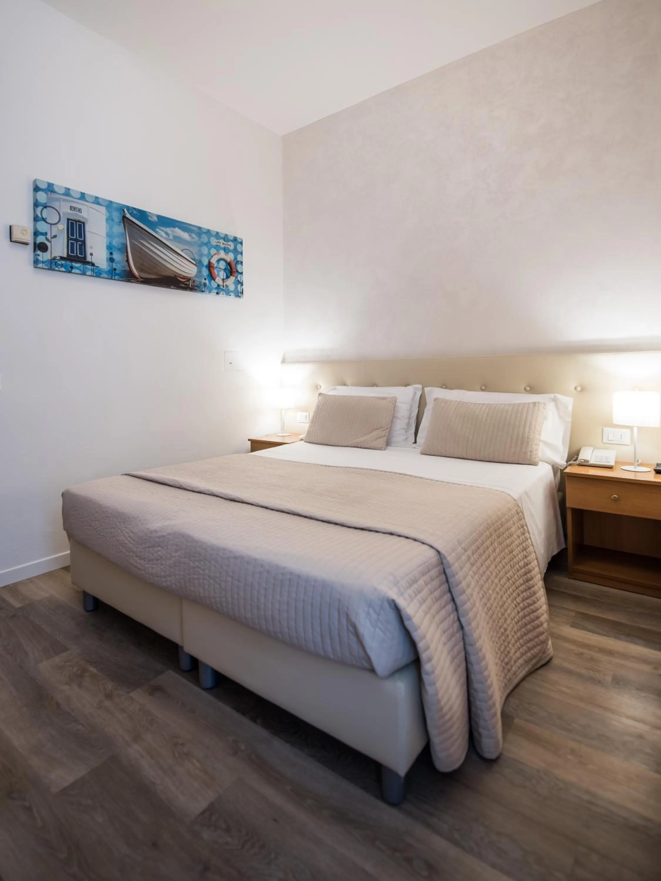 Photo of the whole room, Bed in Hotel Touring