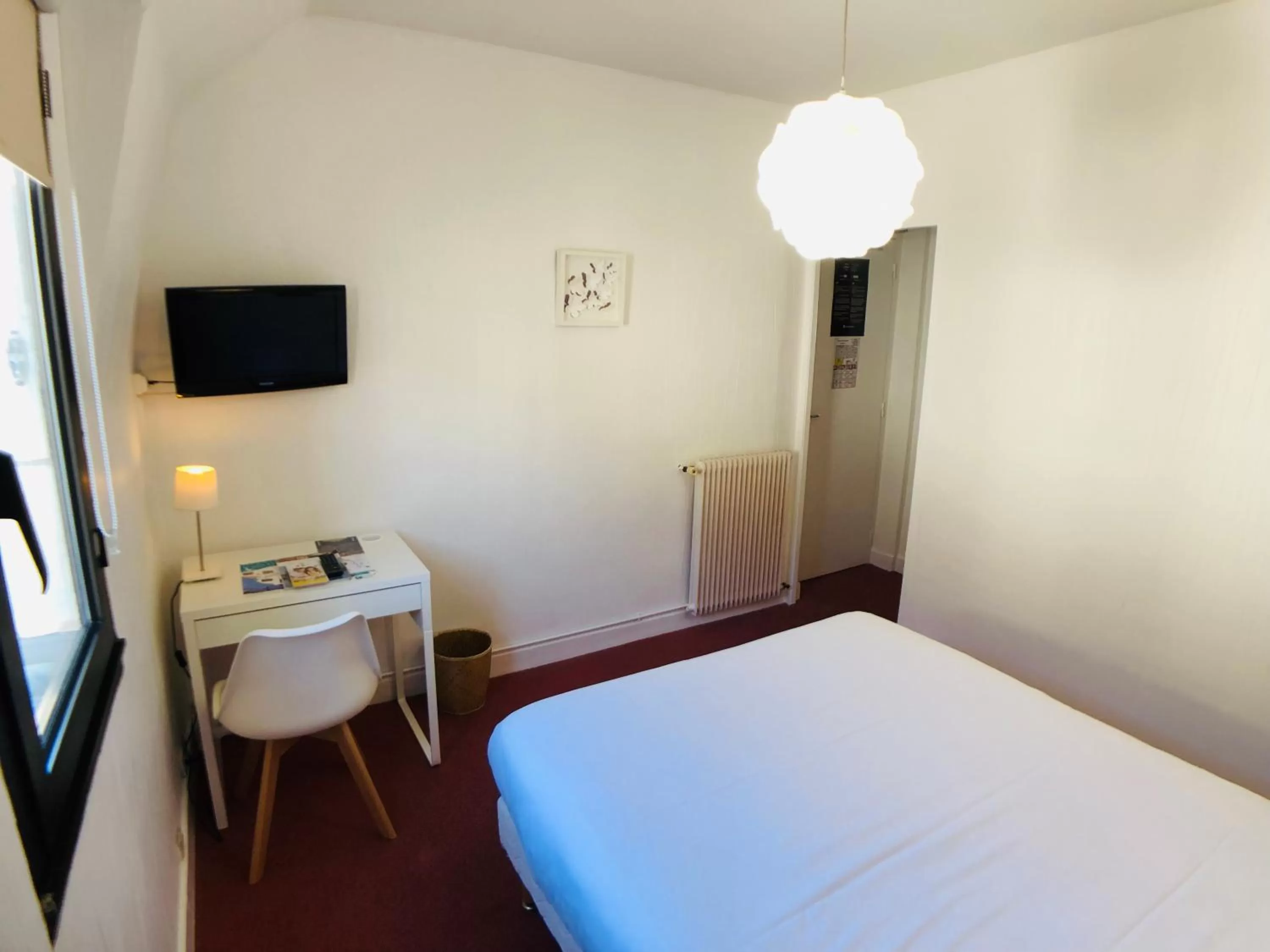 Bed in Cit'Hotel Le Volney