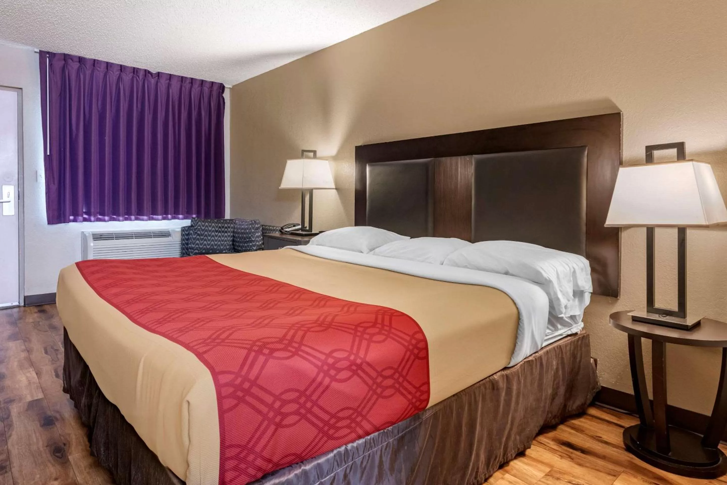 Photo of the whole room, Bed in Econo Lodge Sebring