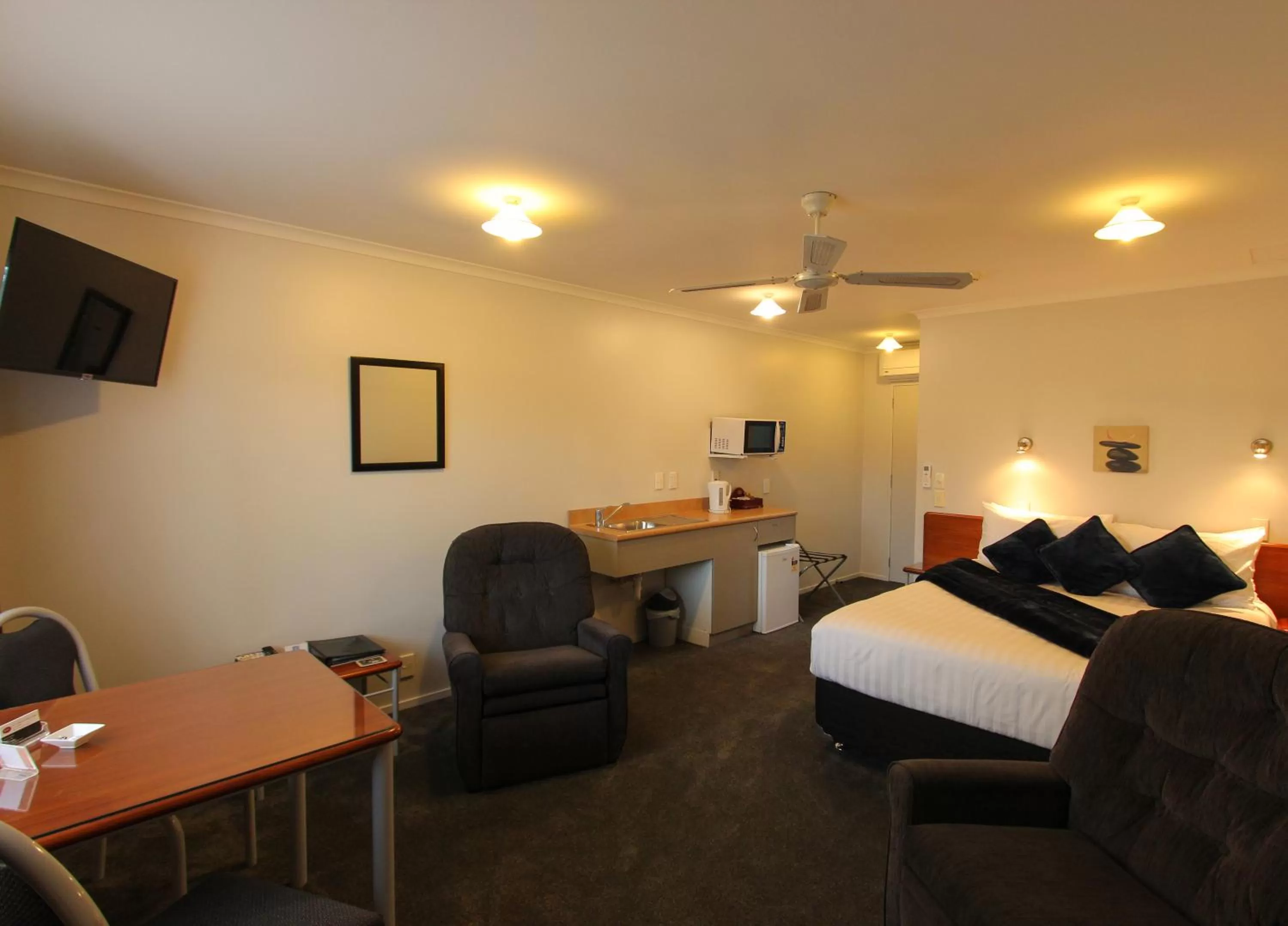 Shower in BK's Magnolia Motor Lodge