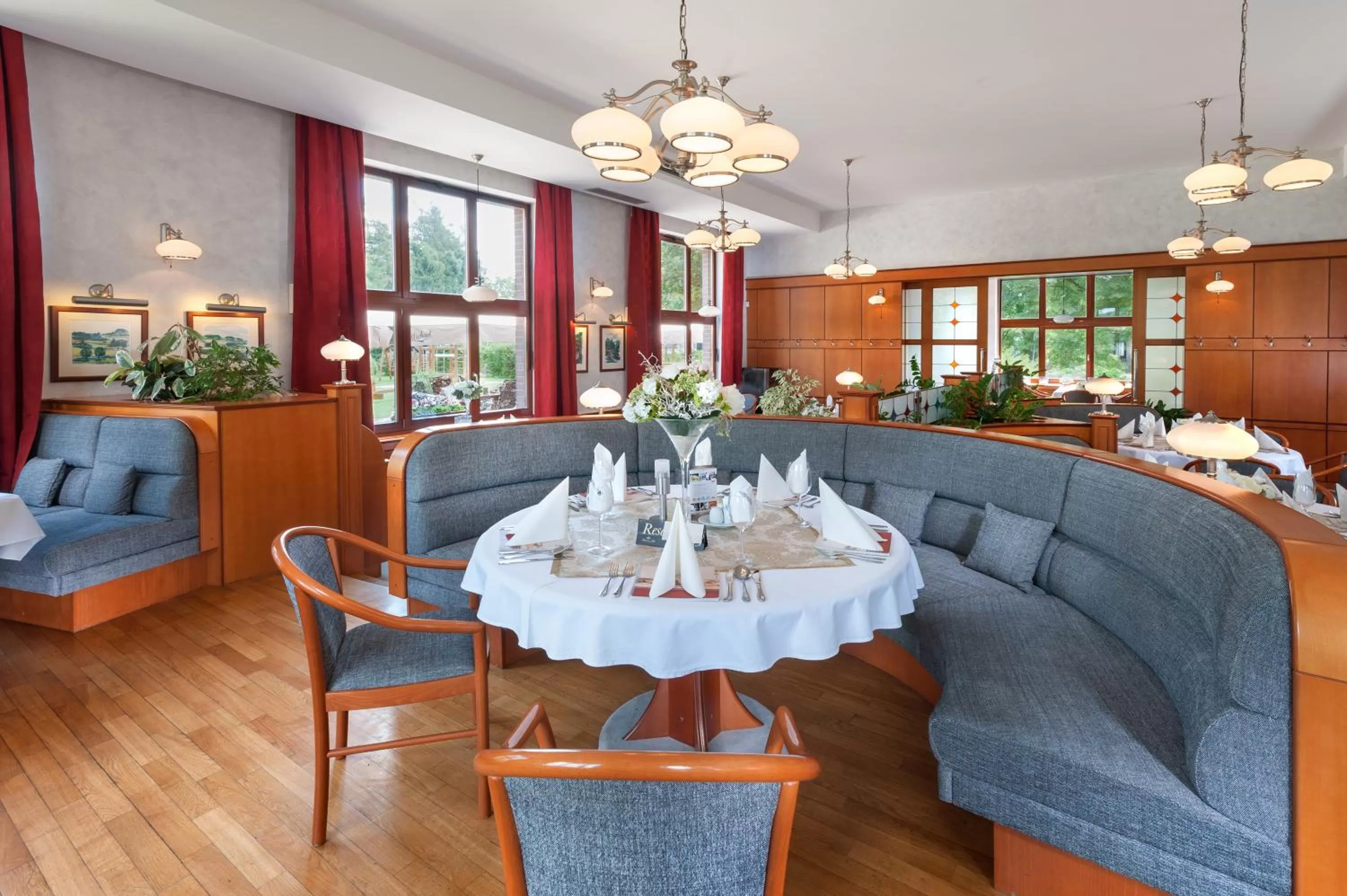 Restaurant/places to eat in April hotel Panorama