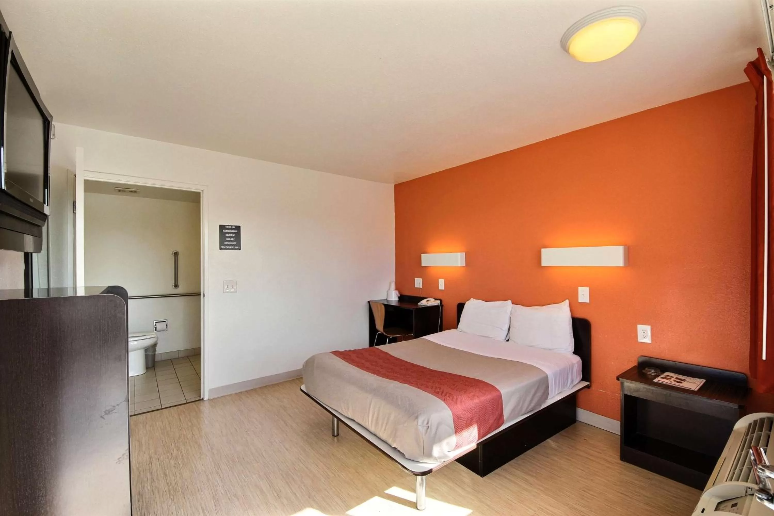 TV and multimedia, Bed in Motel 6-Laredo, TX - South