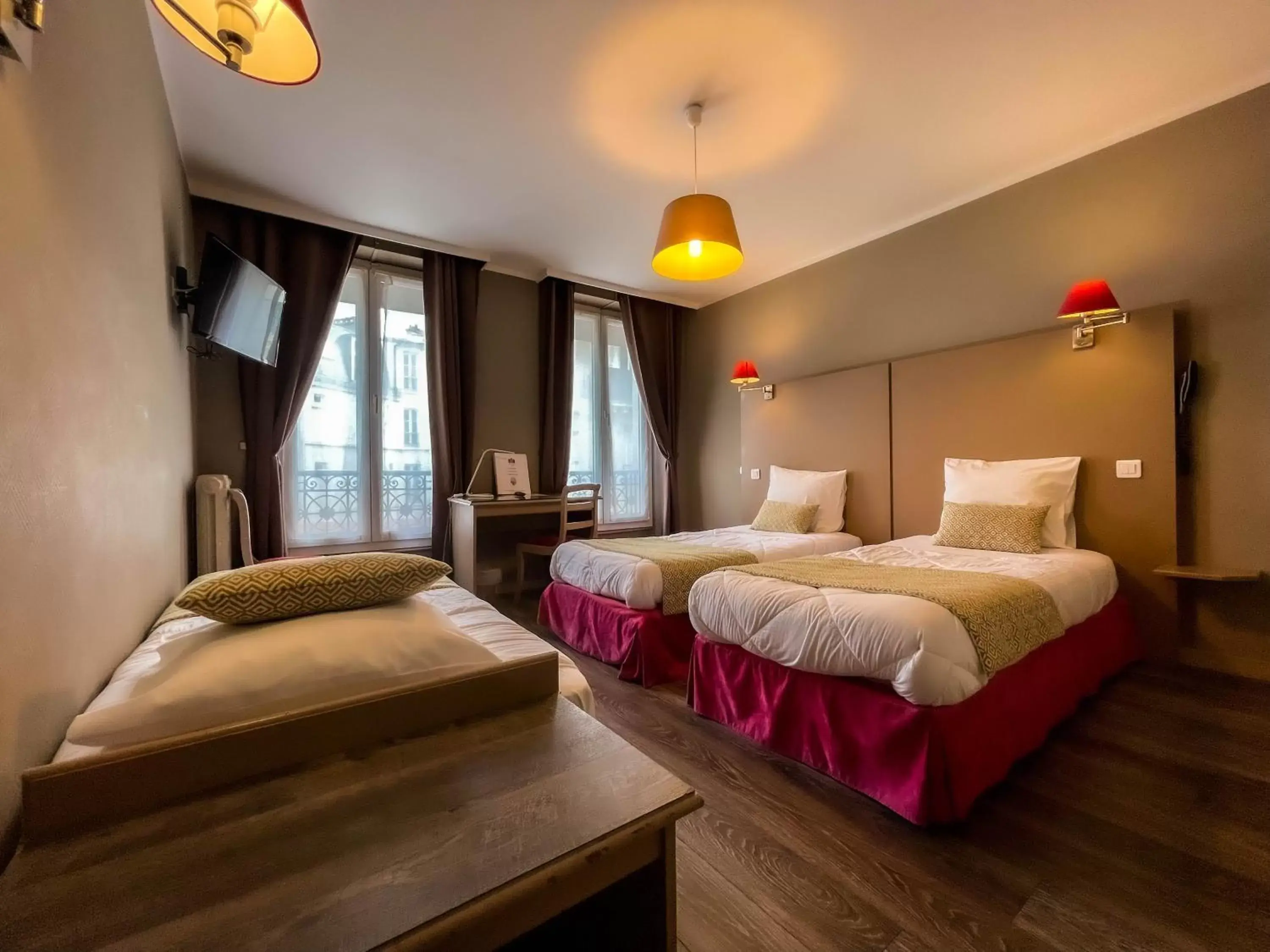 Basic Triple Room in Splendid Hôtel Basic Triple Room in Splendid Hôtel