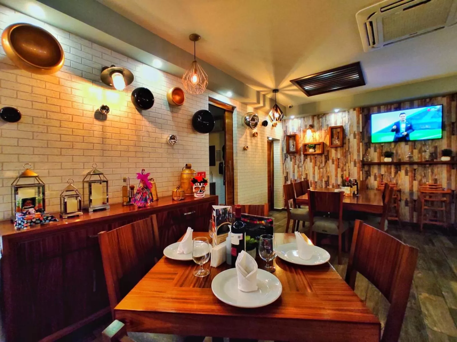 Restaurant/places to eat in Hotel Victoria