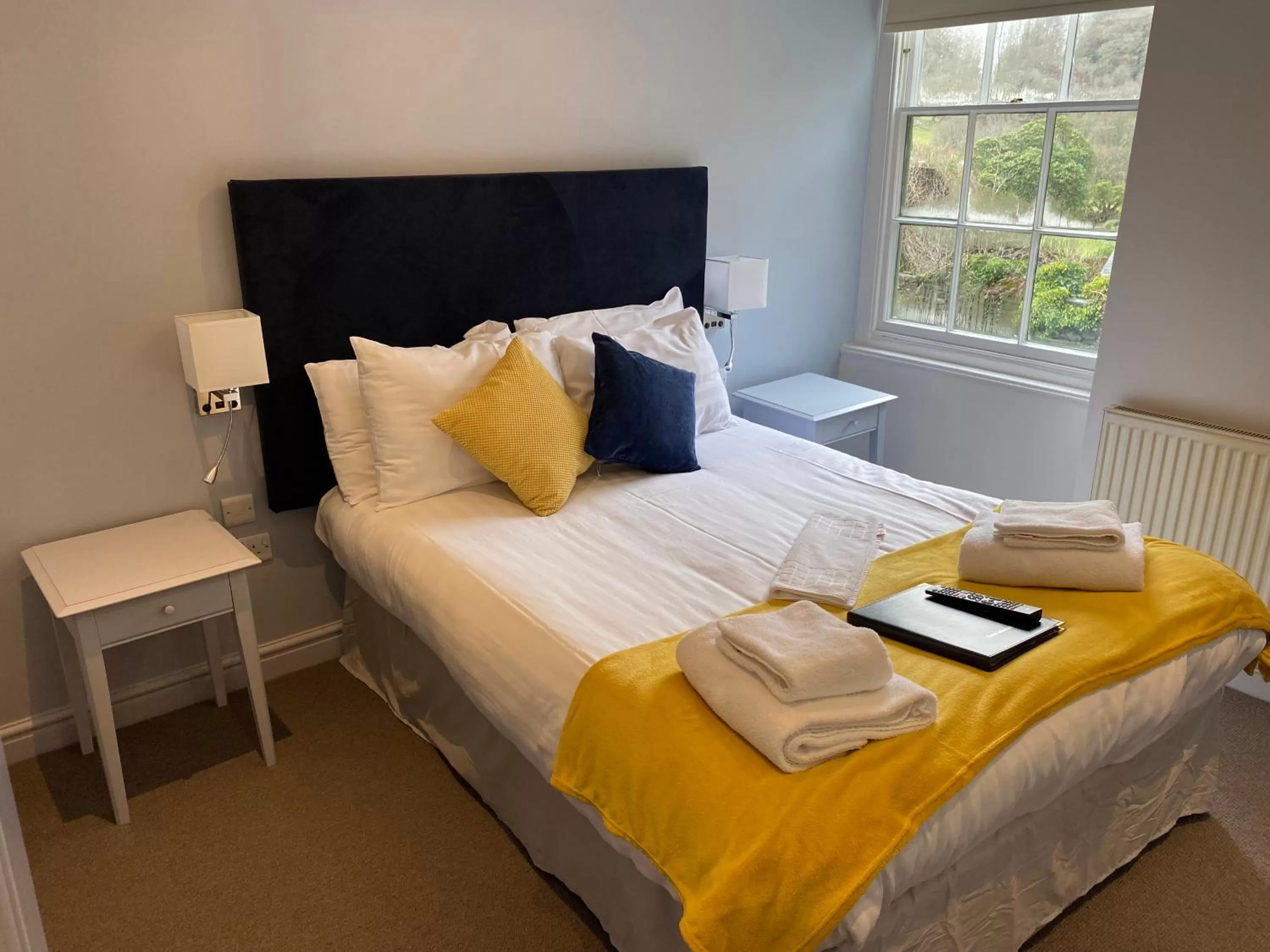 Bed in Grapes Hotel, Bar & Restaurant Snowdonia Nr Zip World