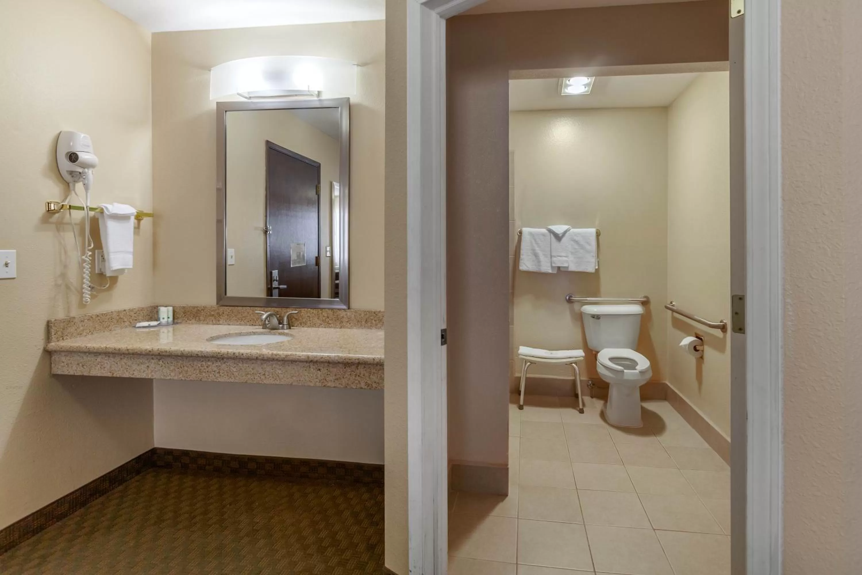 Queen Room - Accessible/Non-Smoking in Quality Inn Ontario