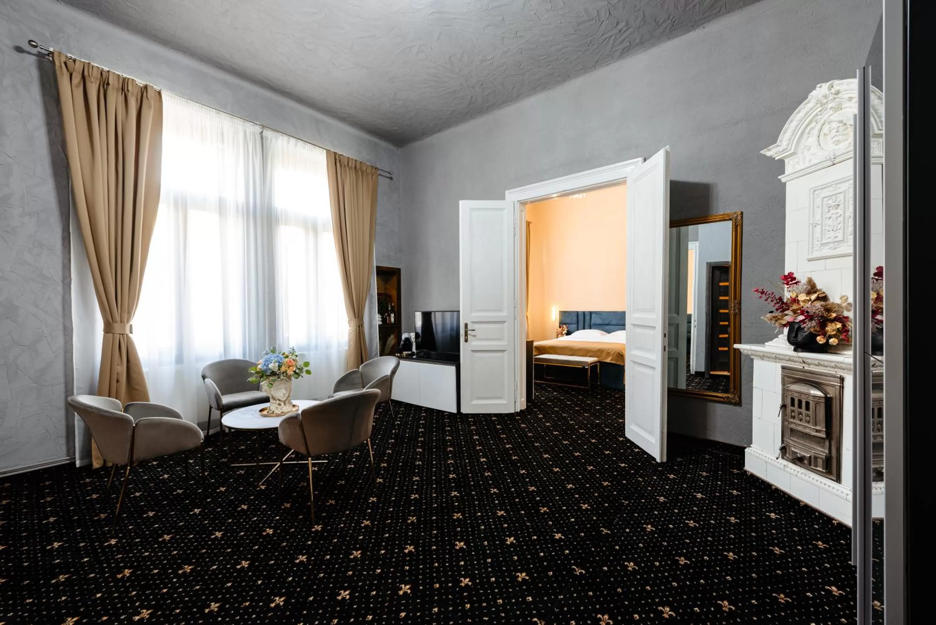 Living room, Bed in Palace Bulevard Inn