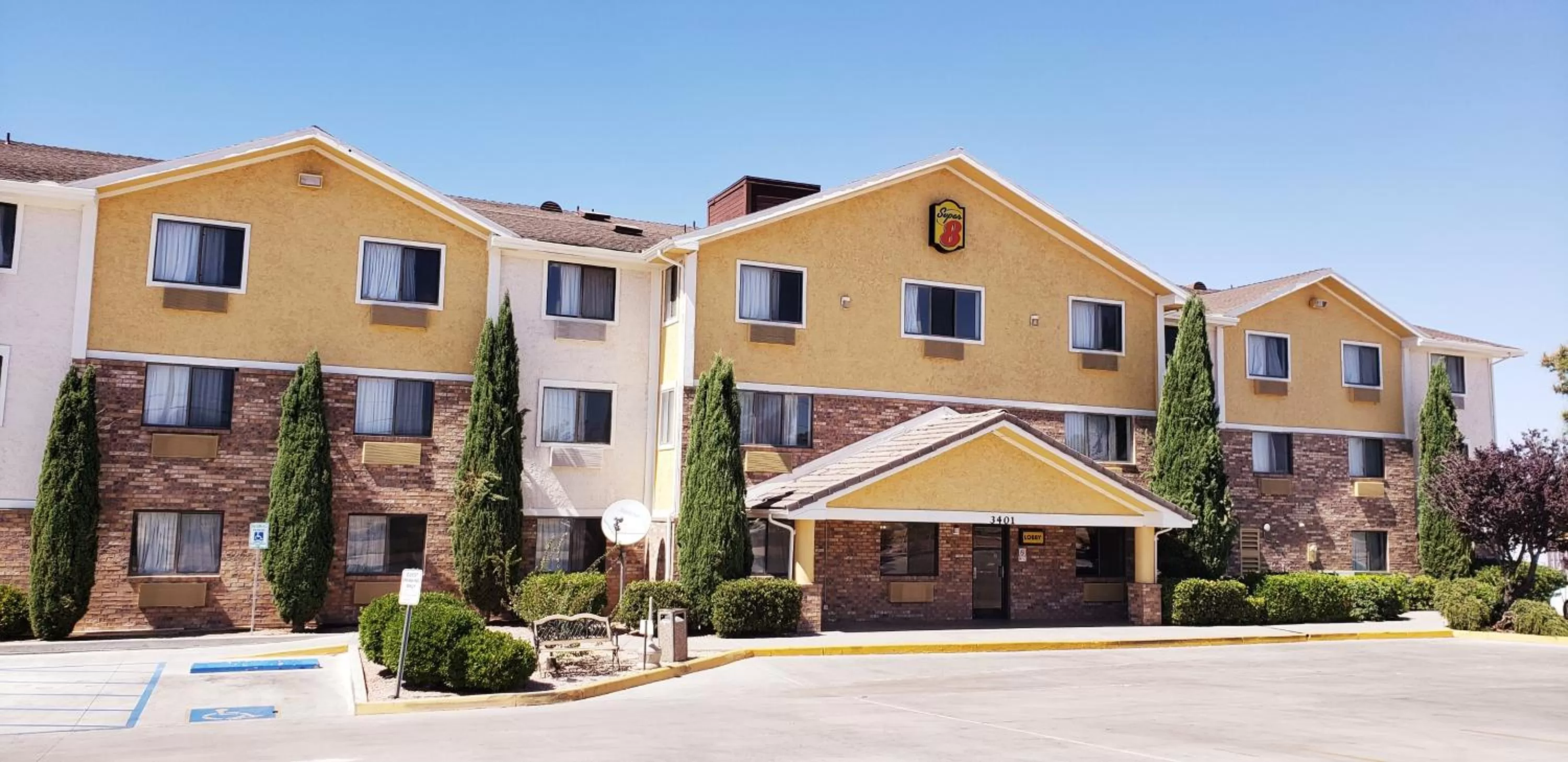 Facade/entrance in Super 8 by Wyndham Kingman