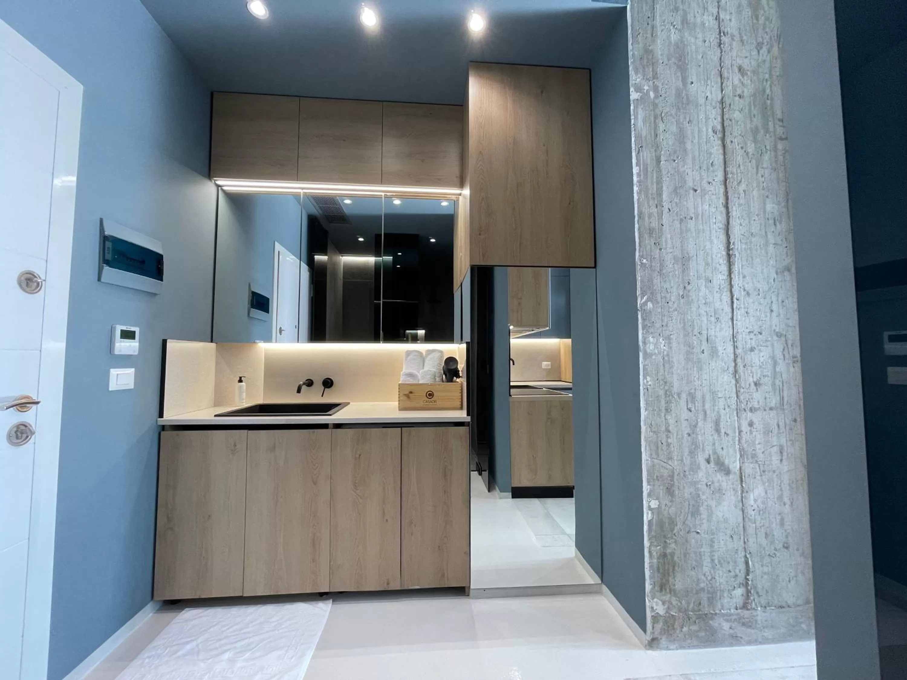 Bathroom, Kitchen/Kitchenette in Ambassador Skyline Apartments