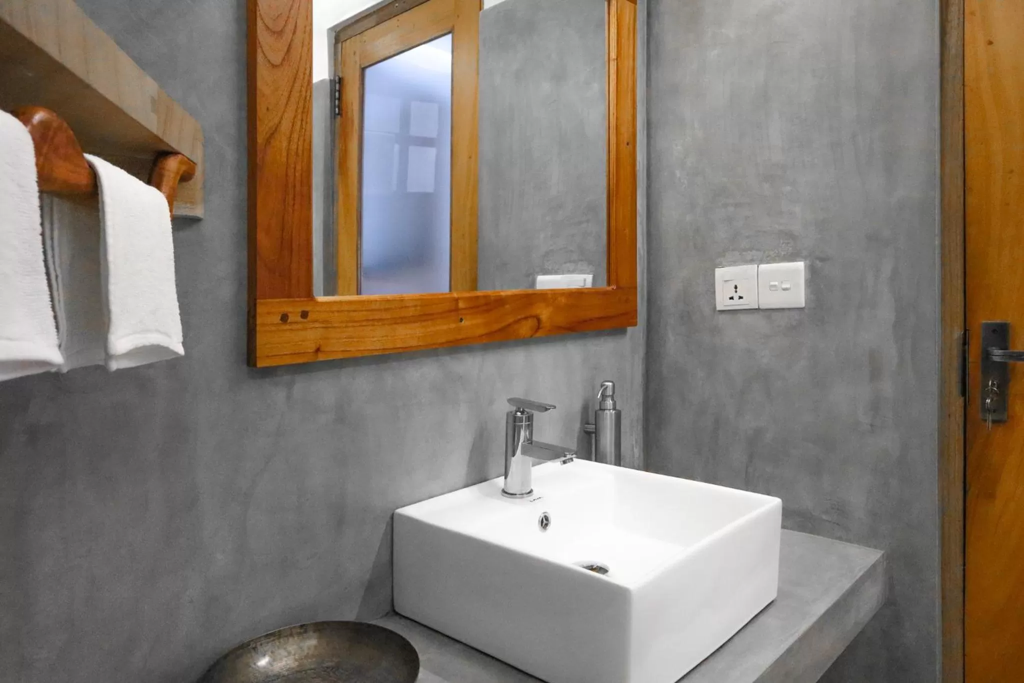 Public Bath, Bathroom in The One Ella