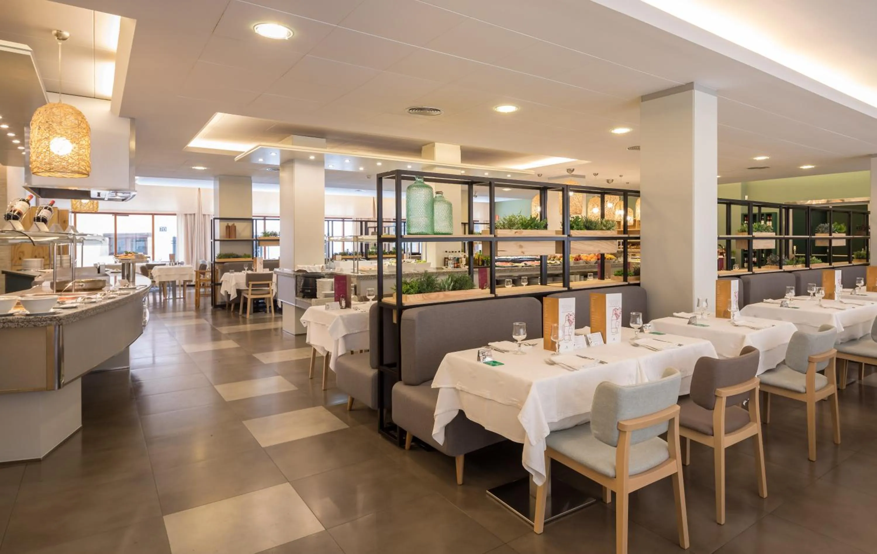 Restaurant/places to eat in AQUA Hotel Bertran Park