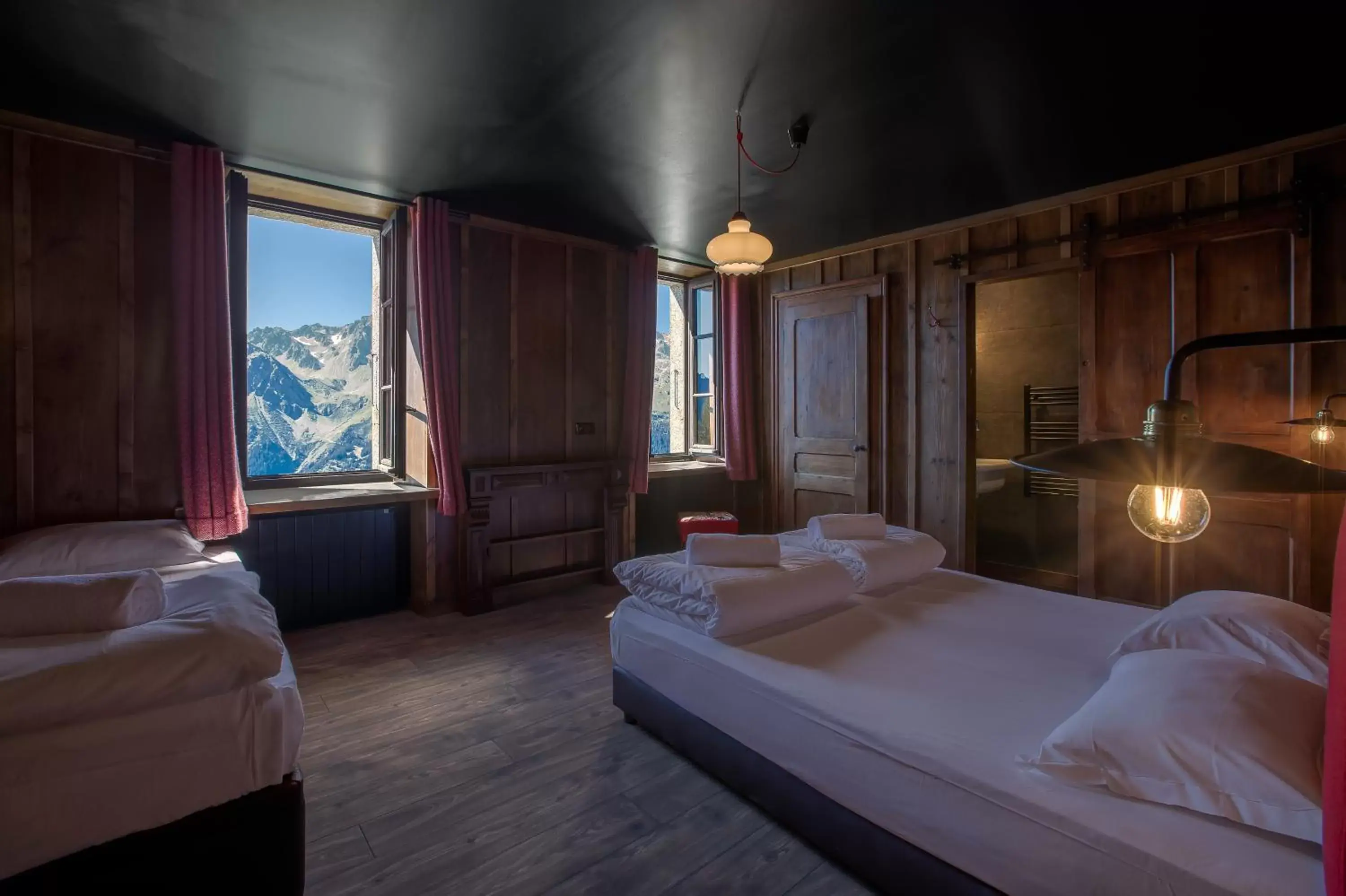 Triple Room with Mountain View in Refuge du Montenvers Triple Room with Mountain View in Refuge du Montenvers