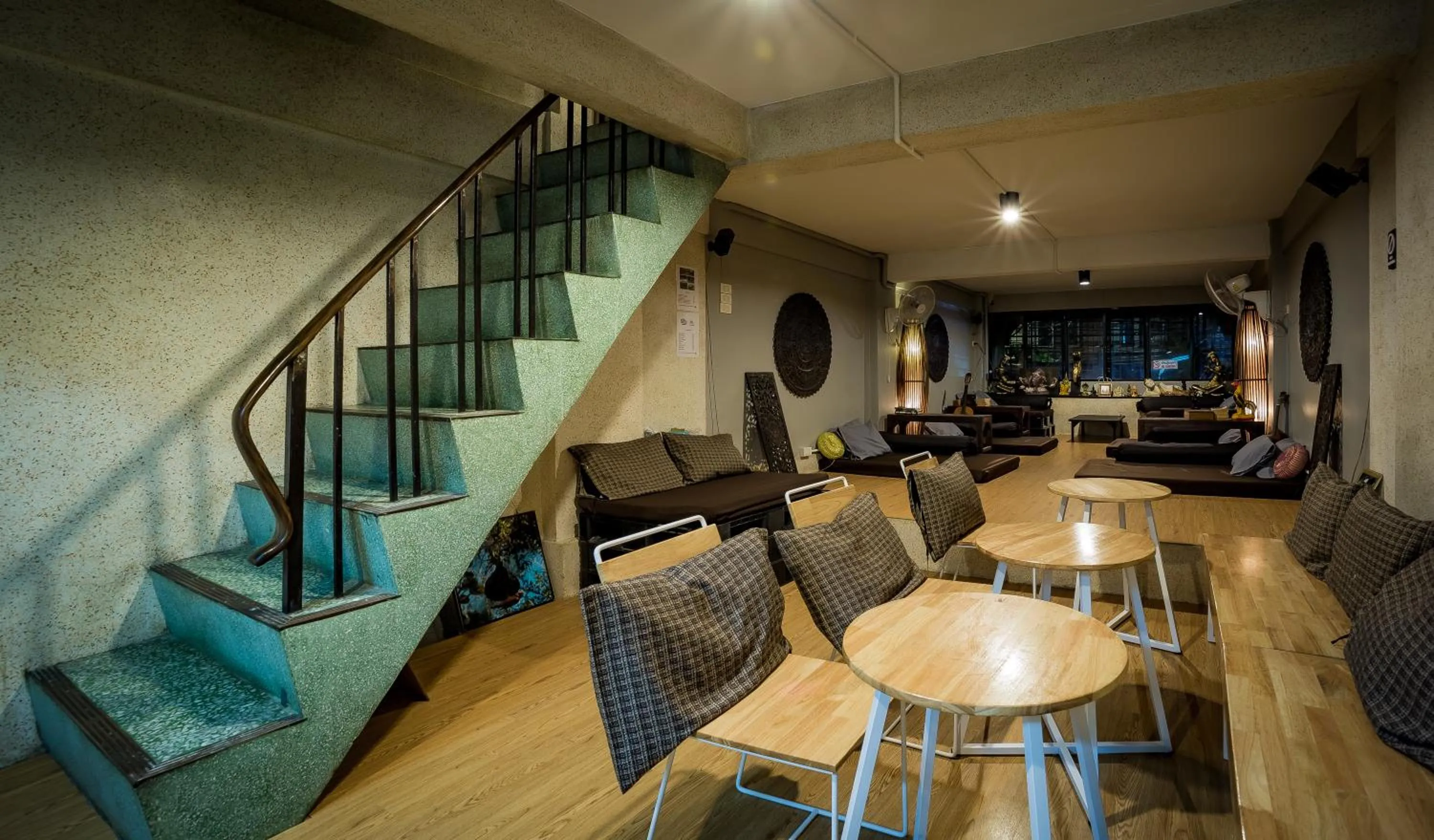 Seating area in Mind Day Hostel Khaosan