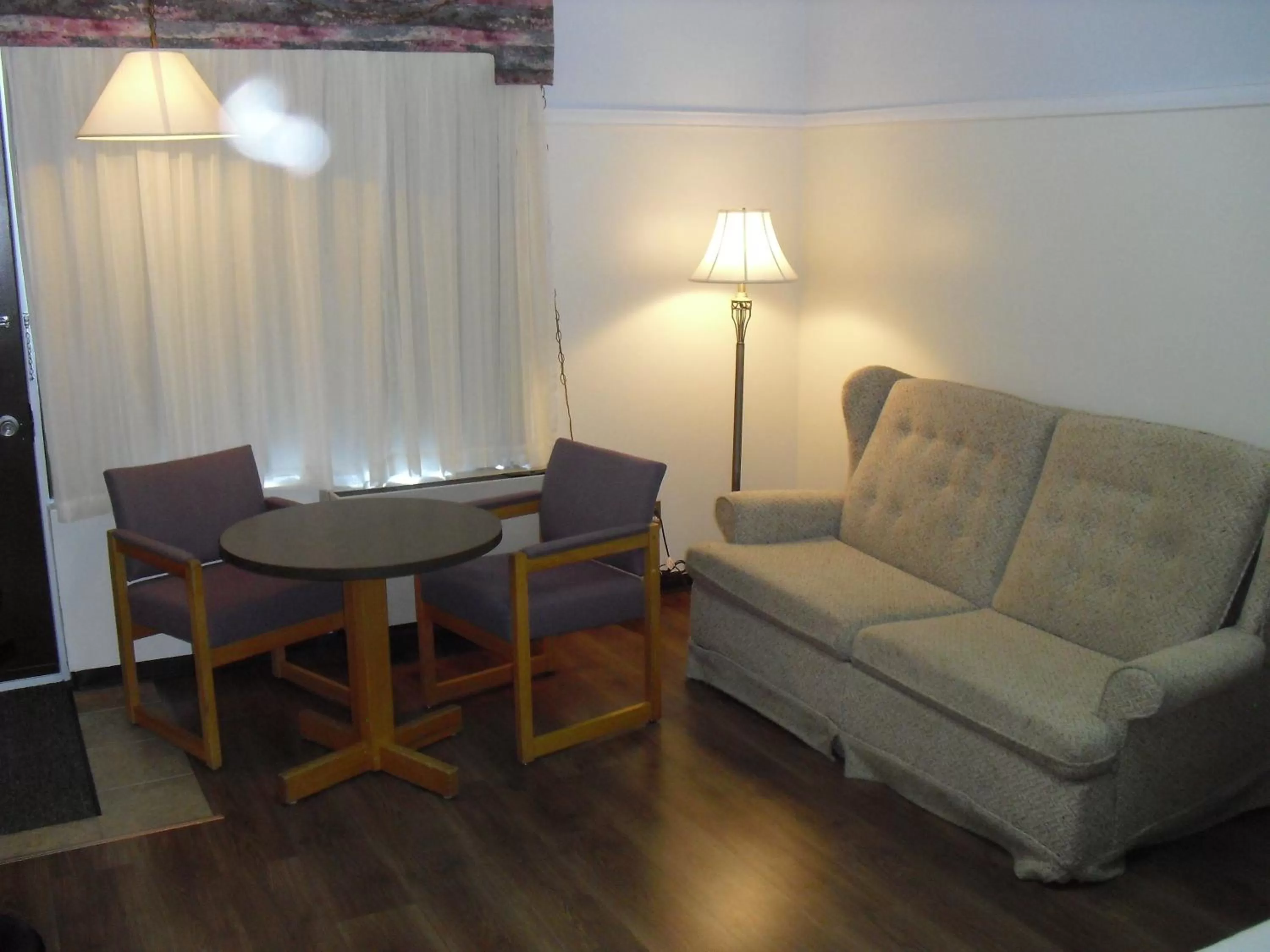 Seating area in Auberge La Diligence