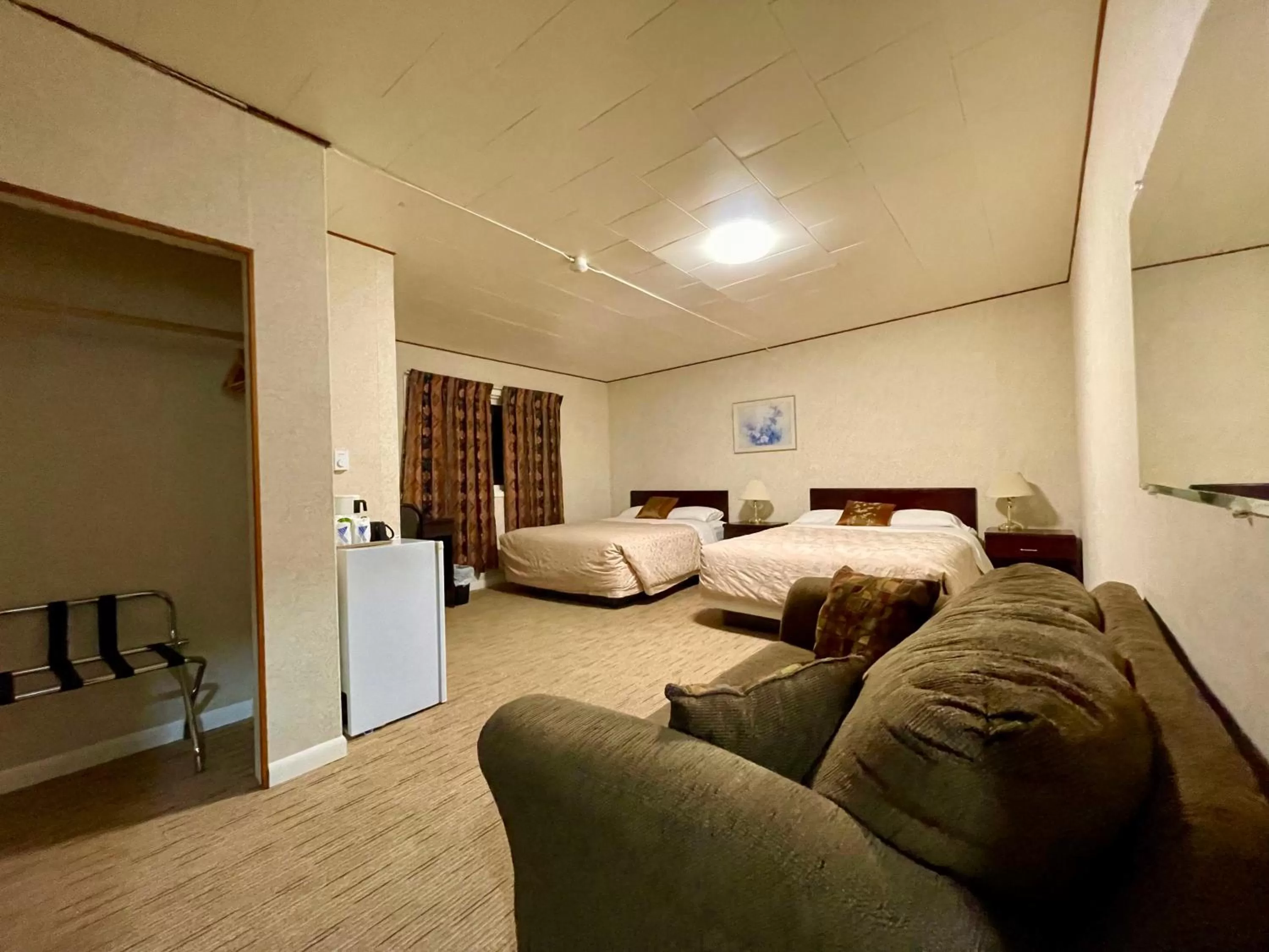 Photo of the whole room, Bed in Valhalla Inn