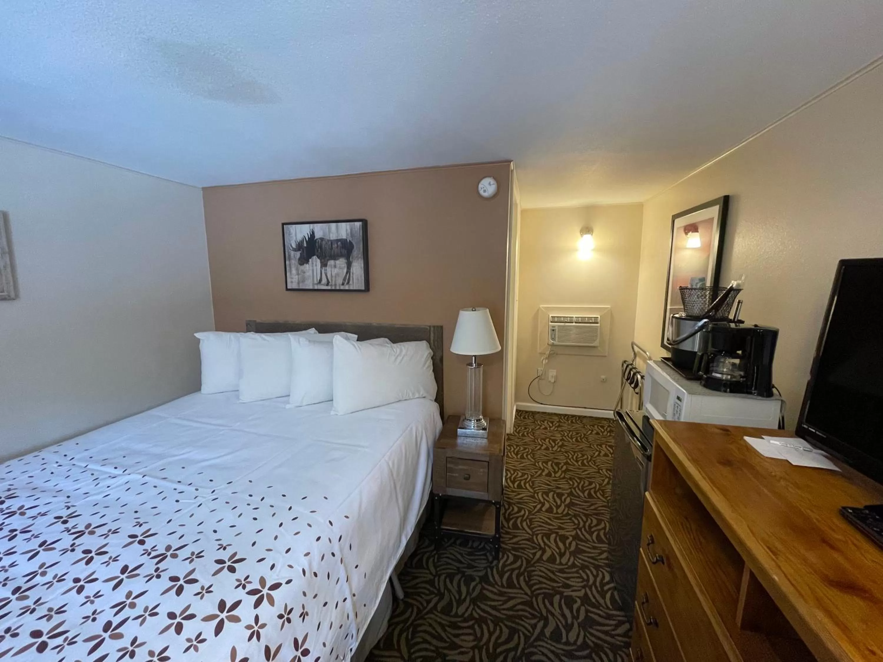 Bedroom, Bed in Estes Mountain Inn
