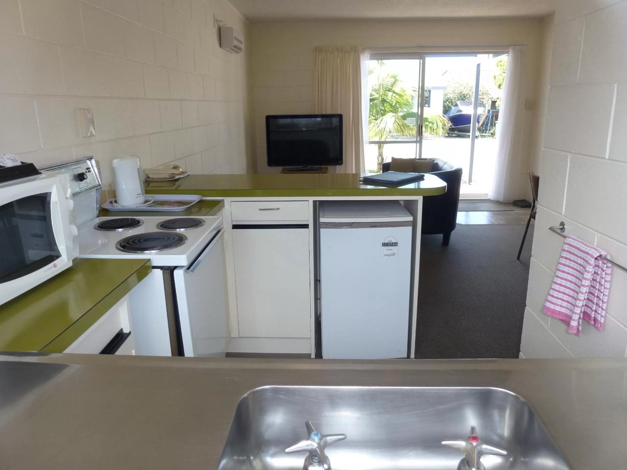 Kitchen or kitchenette, Kitchen/Kitchenette in Mana-Nui Motel