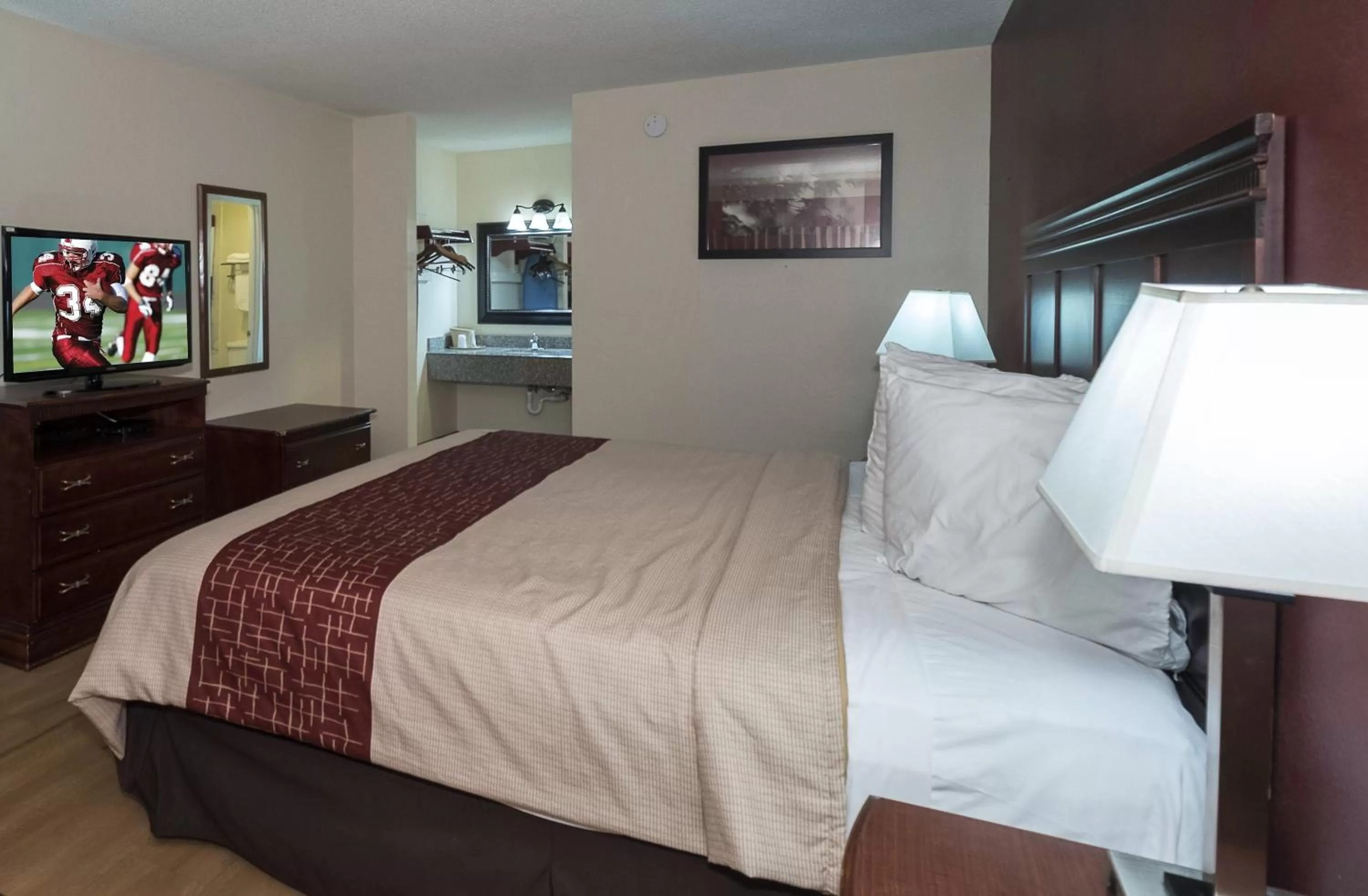 Photo of the whole room, Bed in Red Roof Inn Chipley